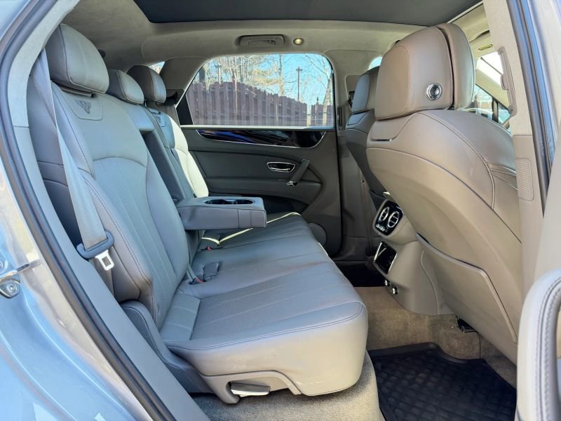 Used 2019 Bentley Bentayga image 24