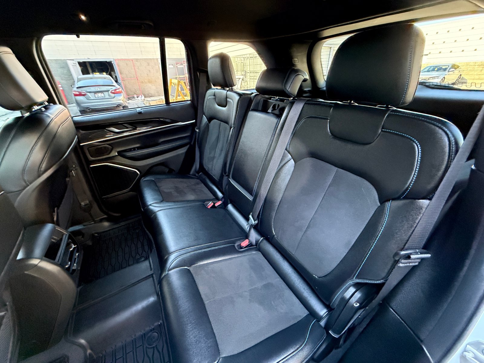 Used 2023 Jeep Grand Cherokee Trailhawk w/ Luxury Tech Group III AWD/4WD image 14
