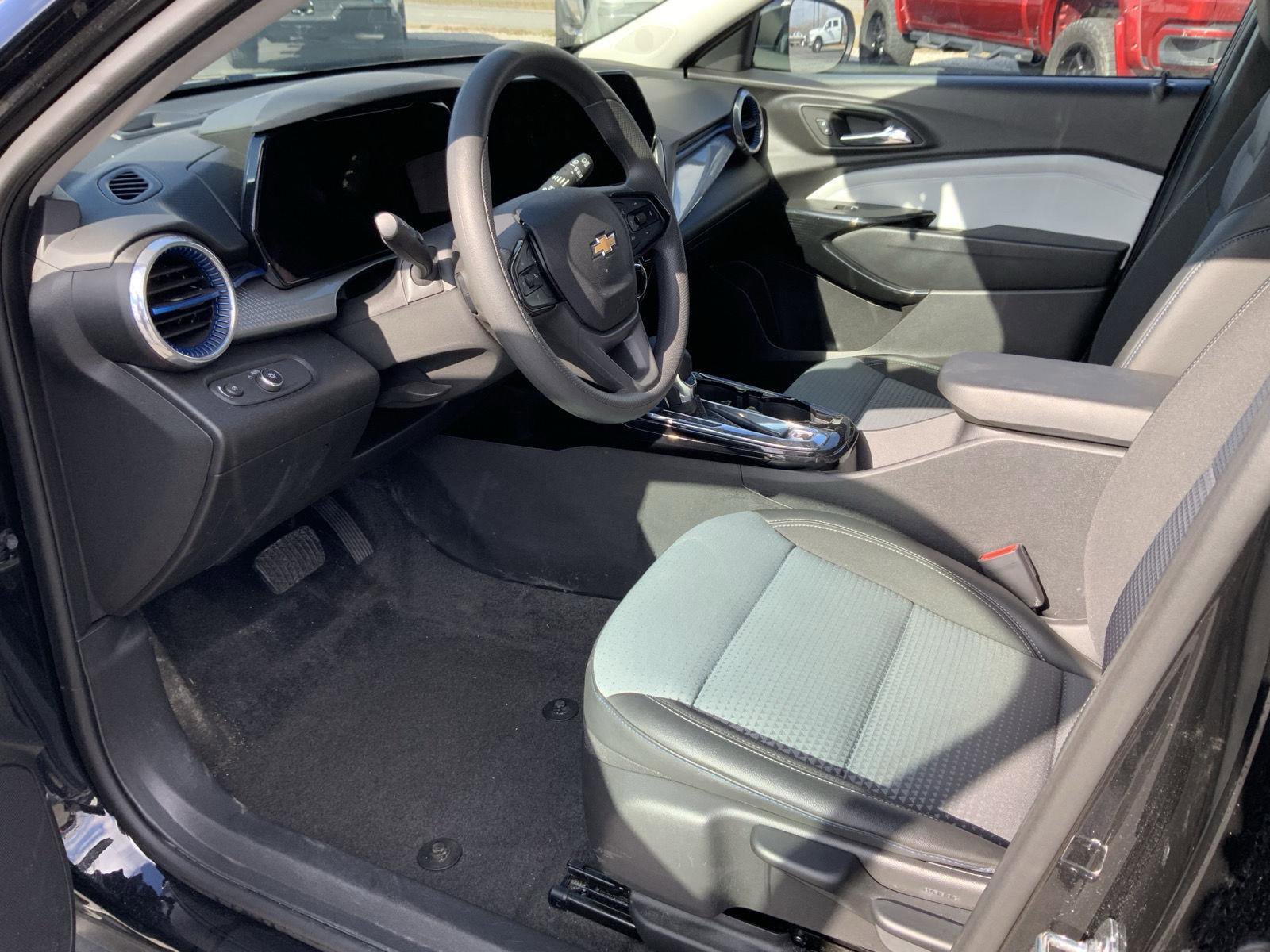 Used 2025 Chevrolet Trax LT FWD image 21