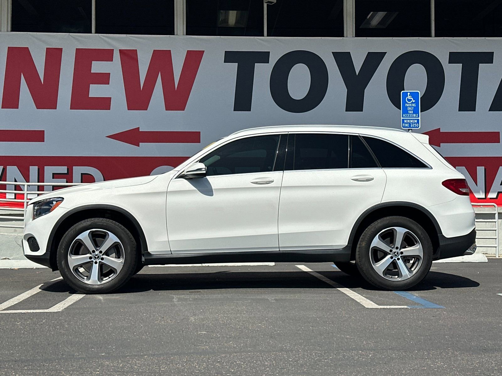 Used 2019 Mercedes-Benz GLC 300 4MATIC image 2
