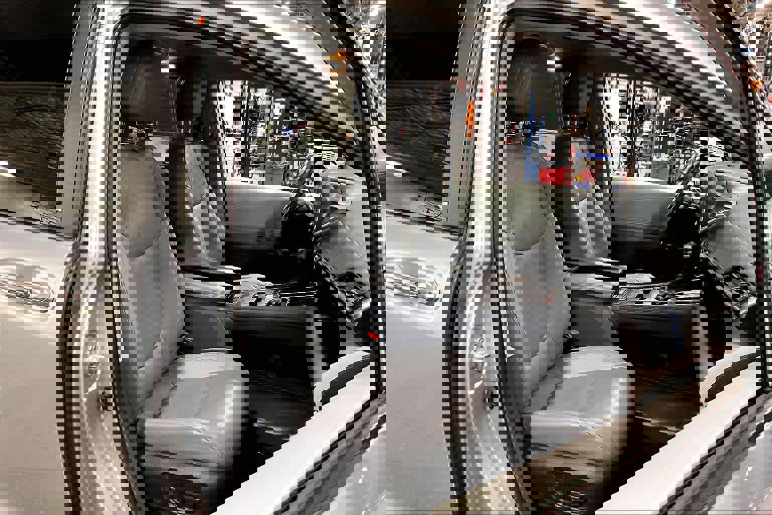 Used 2023 Toyota Sienna Limited image 8