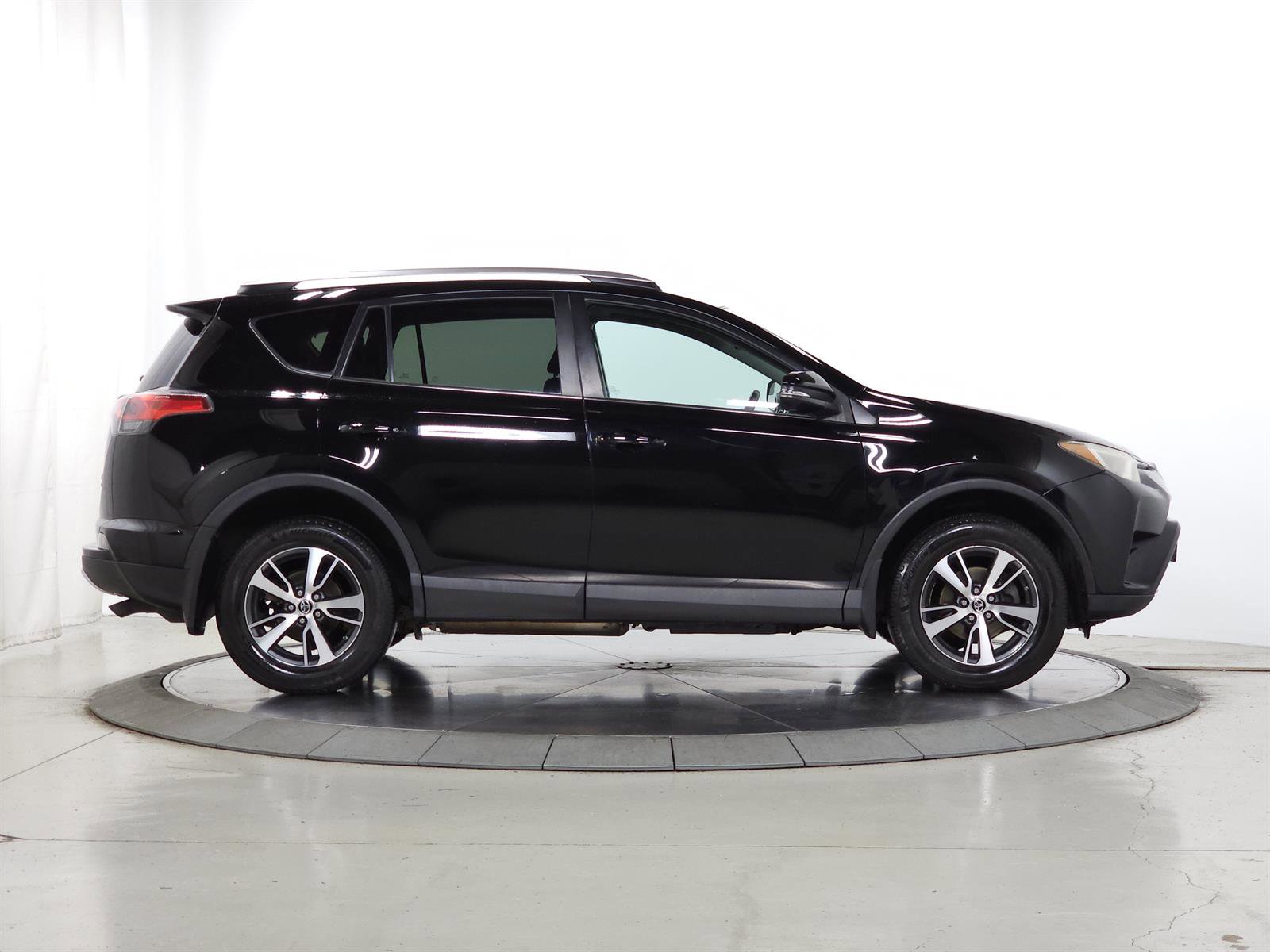 Used 2016 Toyota RAV4 XLE AWD/4WD image 10
