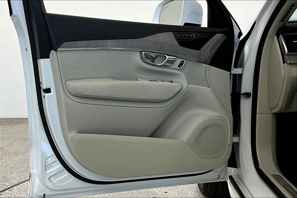 Used 2024 Volvo XC90 B6 Ultimate w/ Lounge Package image 22