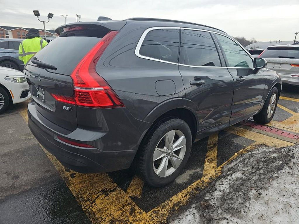 Used 2022 Volvo XC60 B5 Momentum image 4
