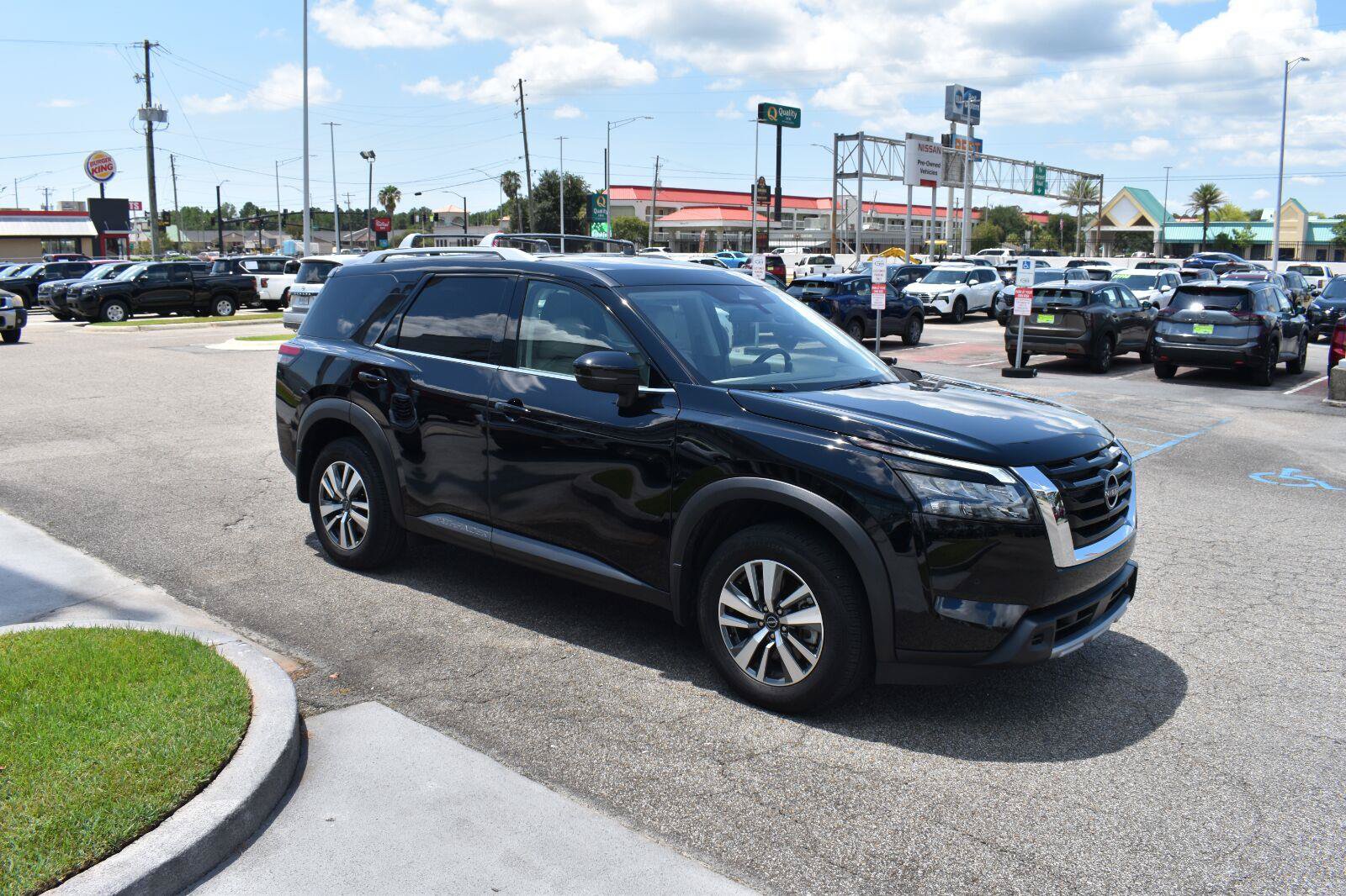 Used 2025 Nissan Pathfinder SL FWD image 14