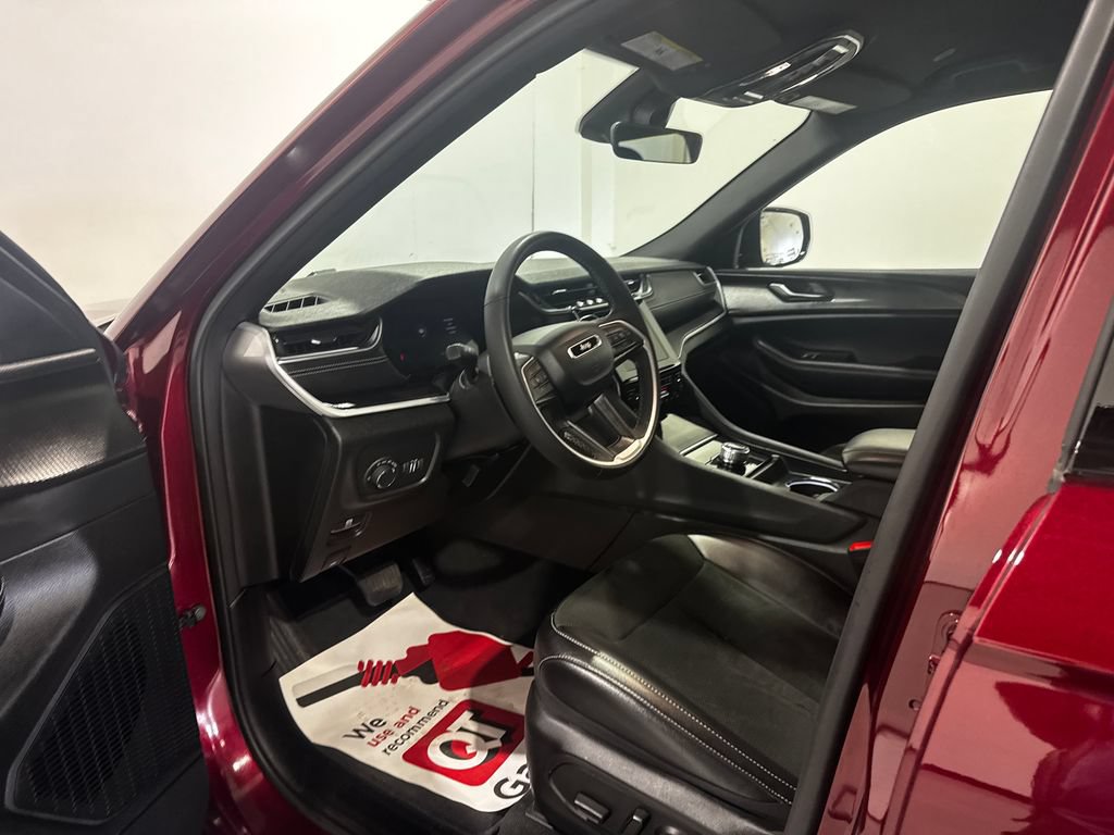 Used 2025 Jeep Grand Cherokee Altitude AWD/4WD image 16