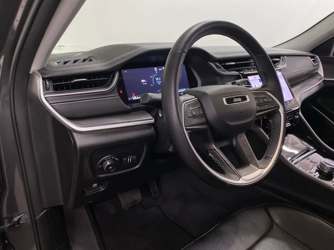 Used 2022 Jeep Grand Cherokee L Limited w/ Luxury Tech Group II AWD/4WD image 2