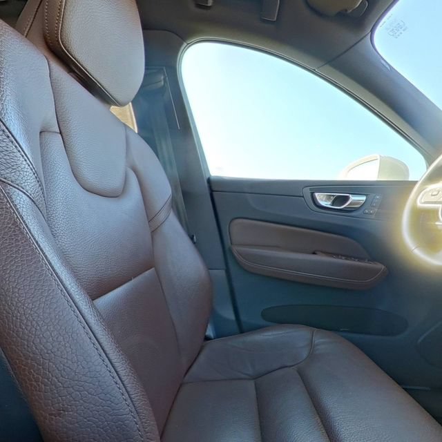 Used 2022 Volvo XC60 B5 Momentum w/ Protection Package Premier FWD image 28