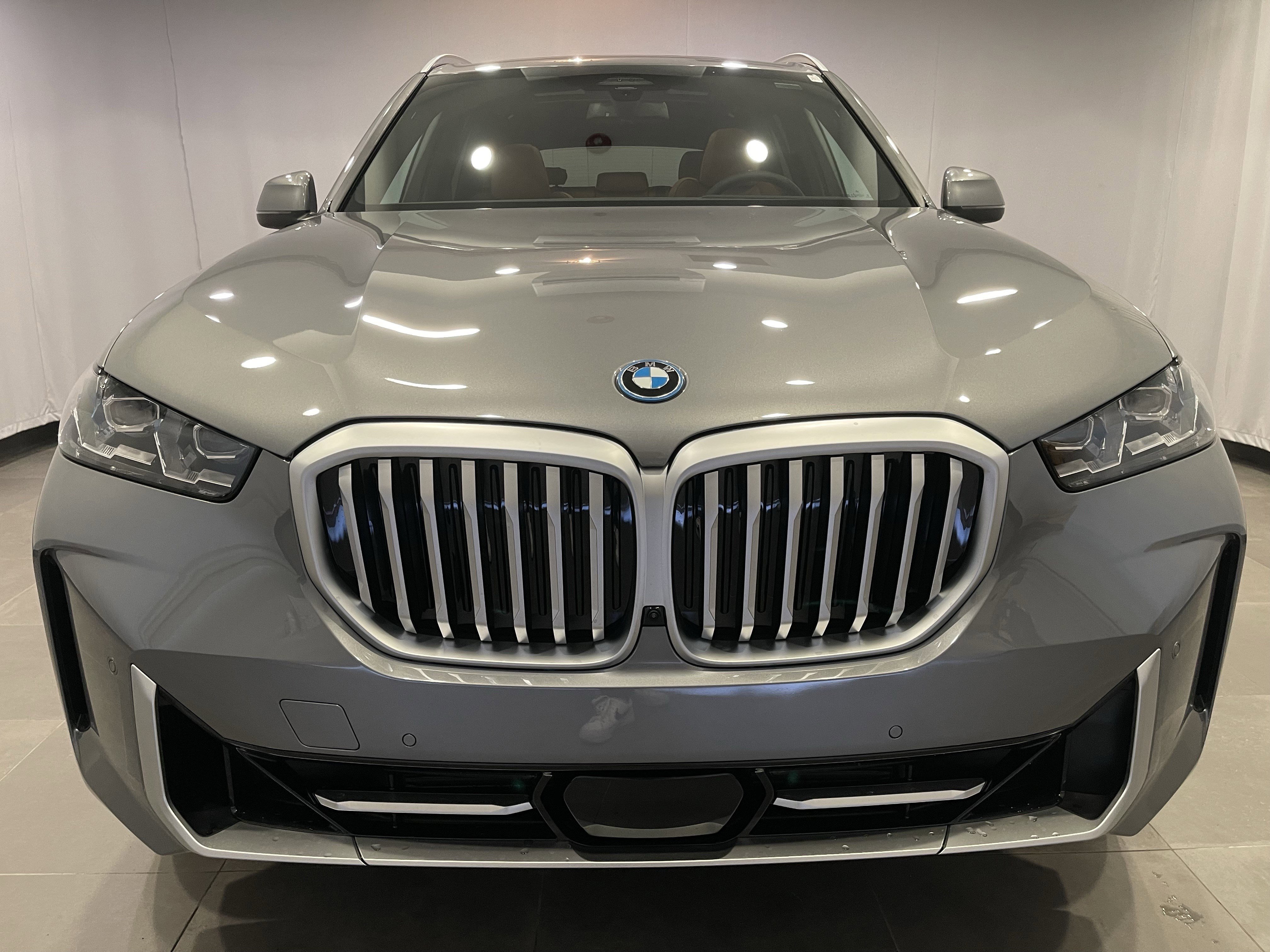 New 2026 BMW X5 xDrive50e w/ Premium Package AWD/4WD image 2