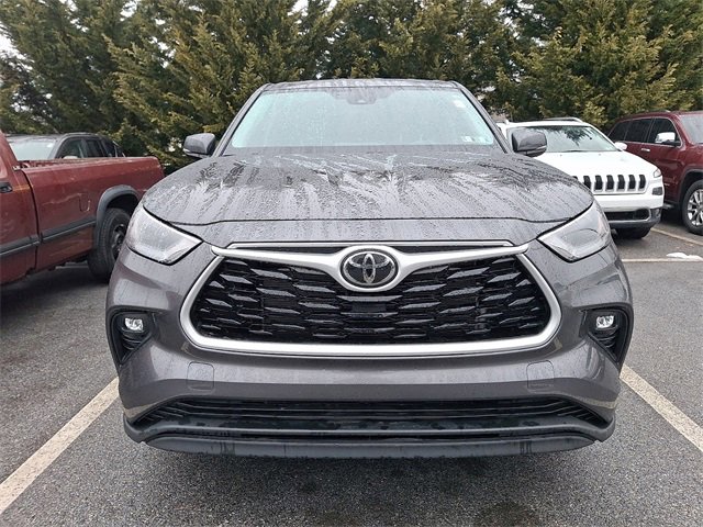 Used 2023 Toyota Highlander LE image 2