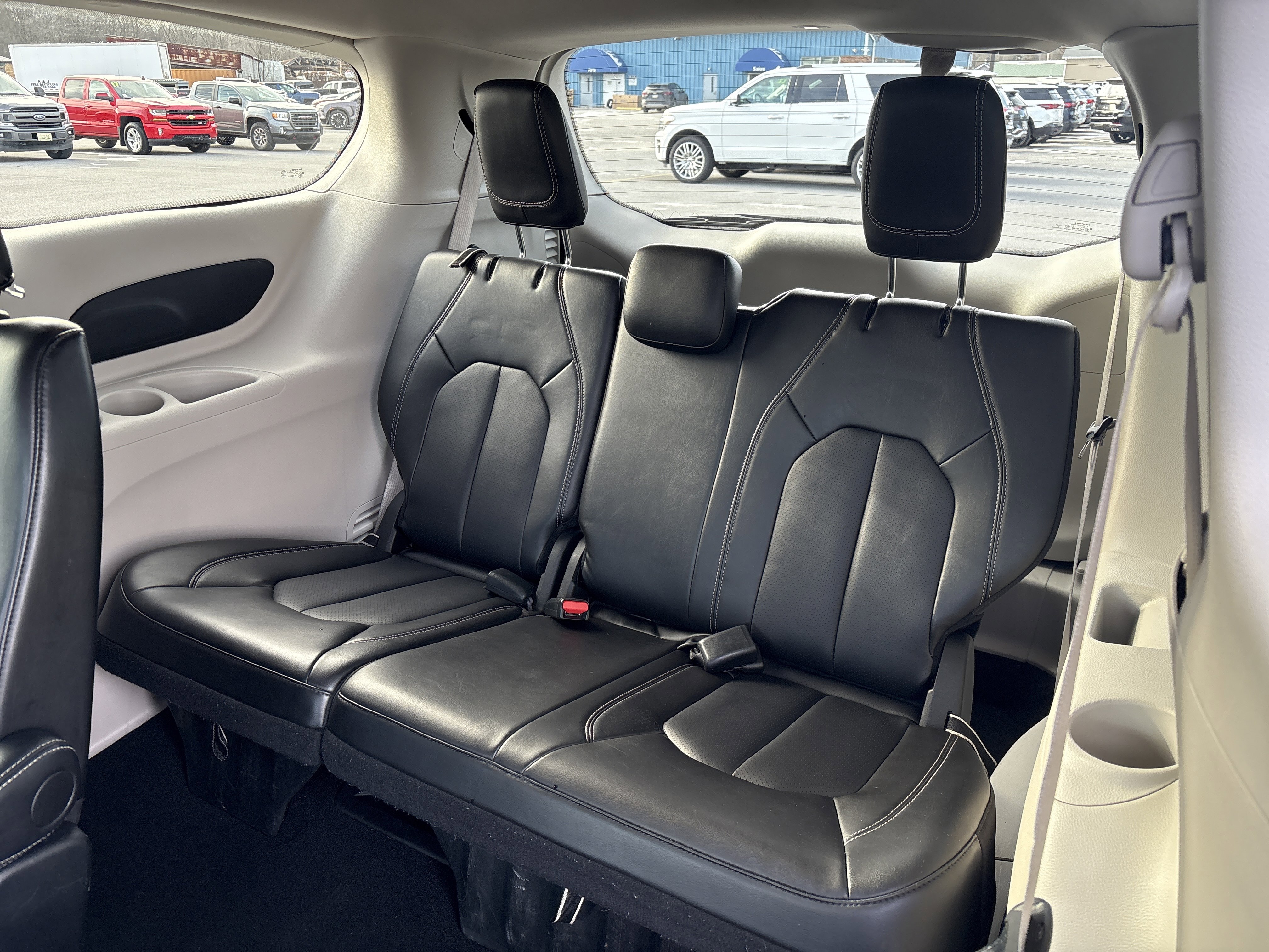 Used 2024 Chrysler Pacifica Touring-L image 14