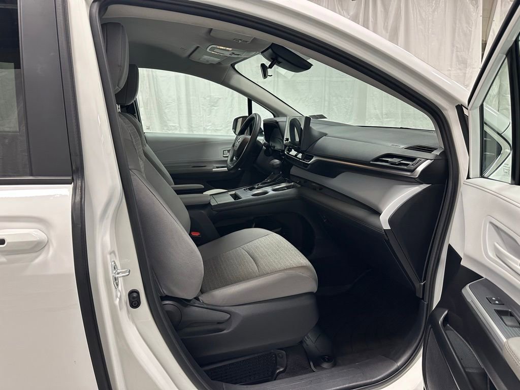 Used 2025 Toyota Sienna LE FWD image 58