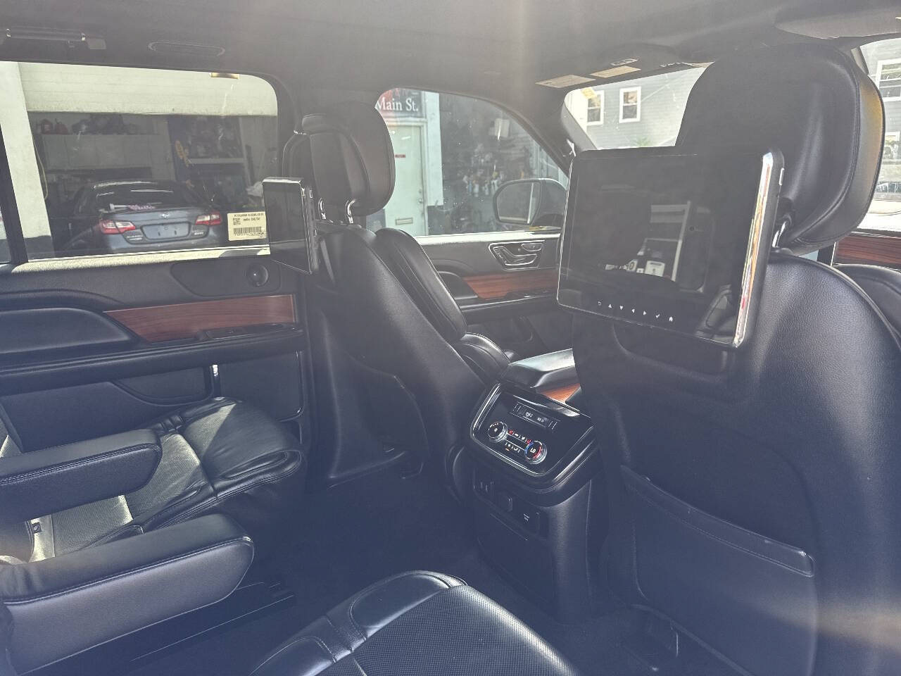 Used 2018 Lincoln Navigator Select w/ Technology Package AWD/4WD image 10