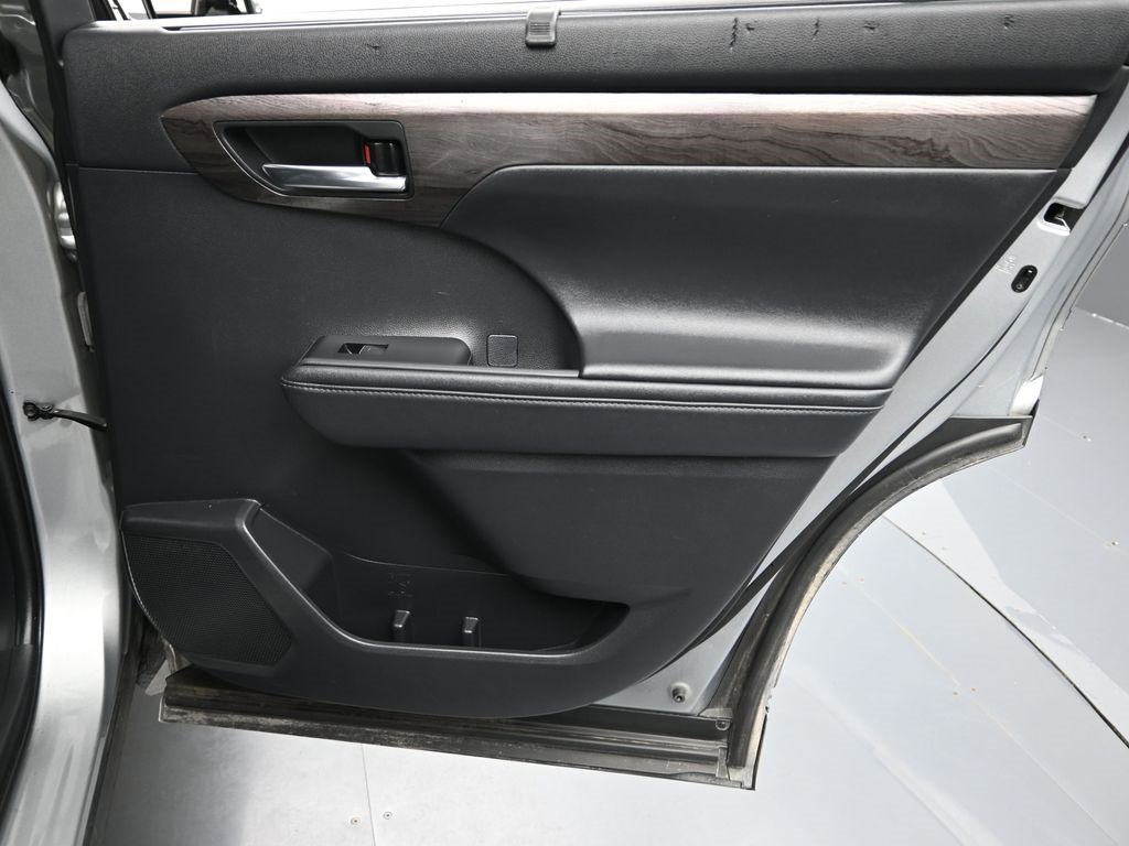 Used 2021 Toyota Highlander Platinum image 14