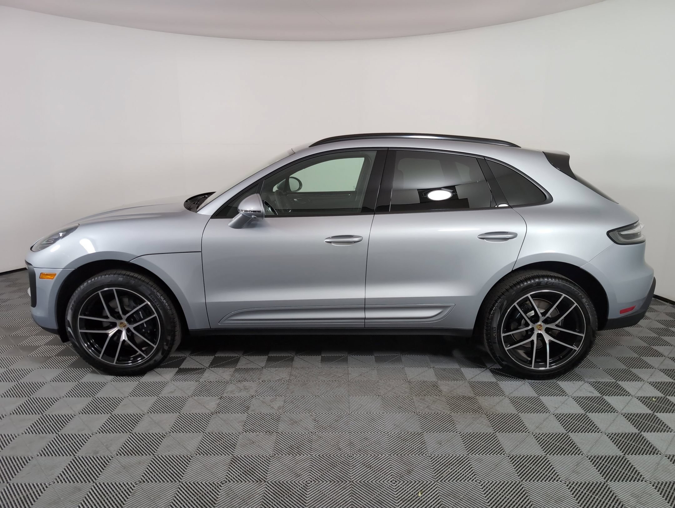 Certified 2025 Porsche Macan AWD/4WD image 2