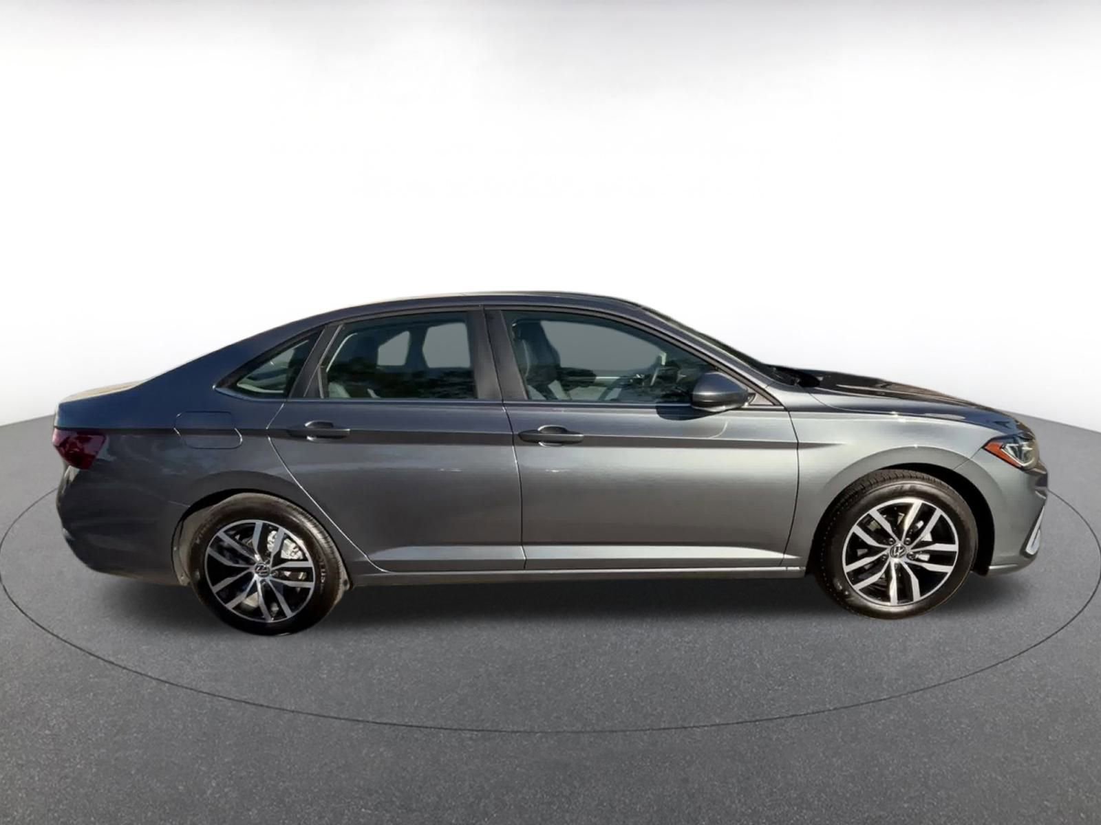 Used 2025 Volkswagen Jetta SE image 16