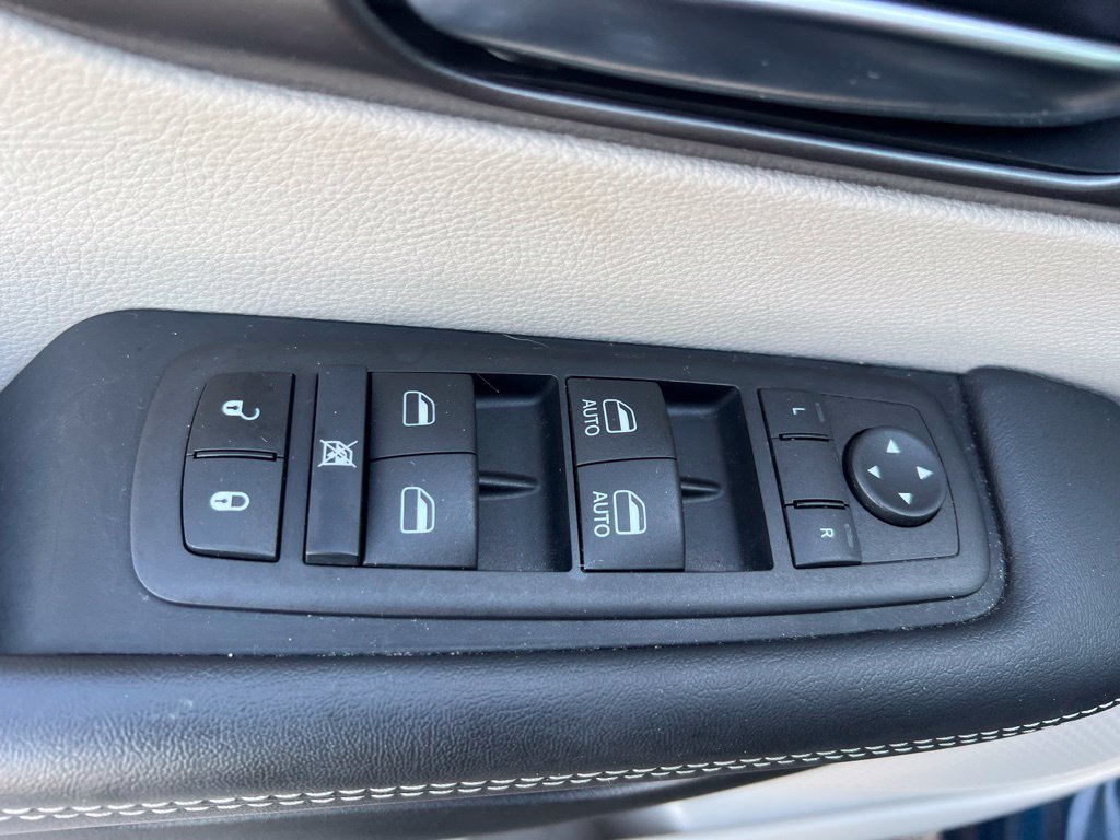 Used 2024 Chrysler Pacifica Touring-L FWD image 42