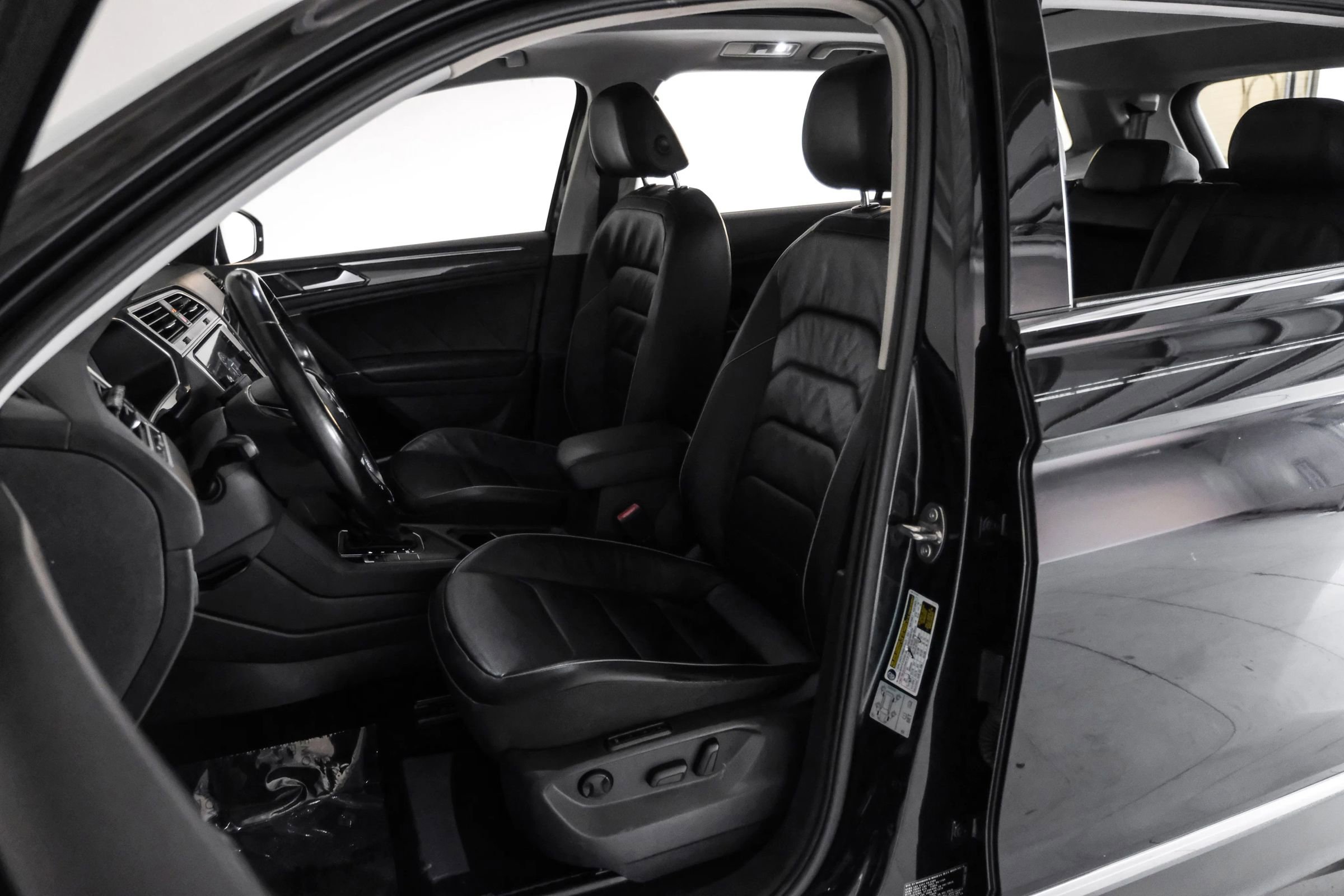 Used 2018 Volkswagen Tiguan SEL Premium image 26