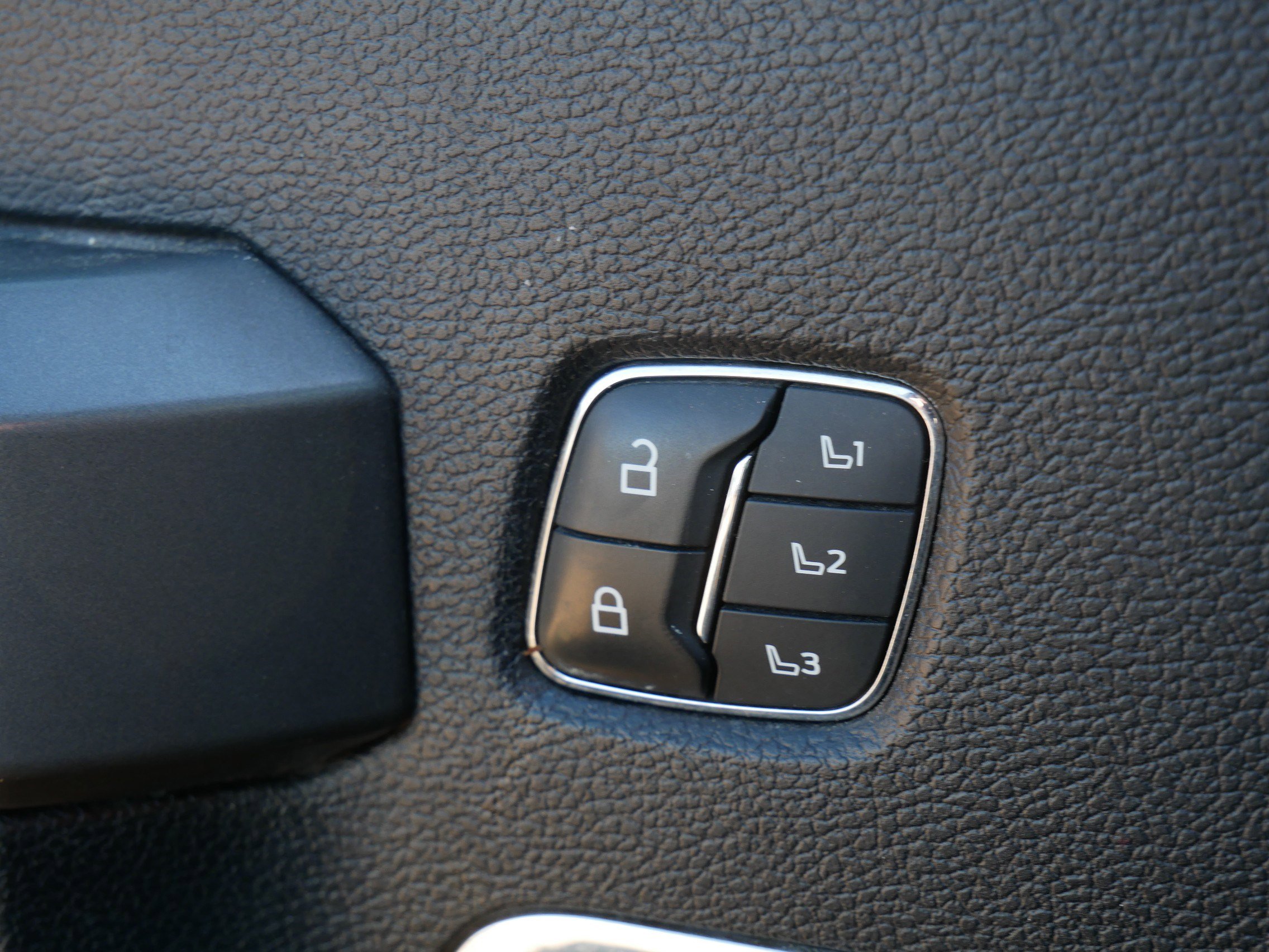 Used 2021 Ford F350 Platinum w/ Tremor Off-Road Package image 27