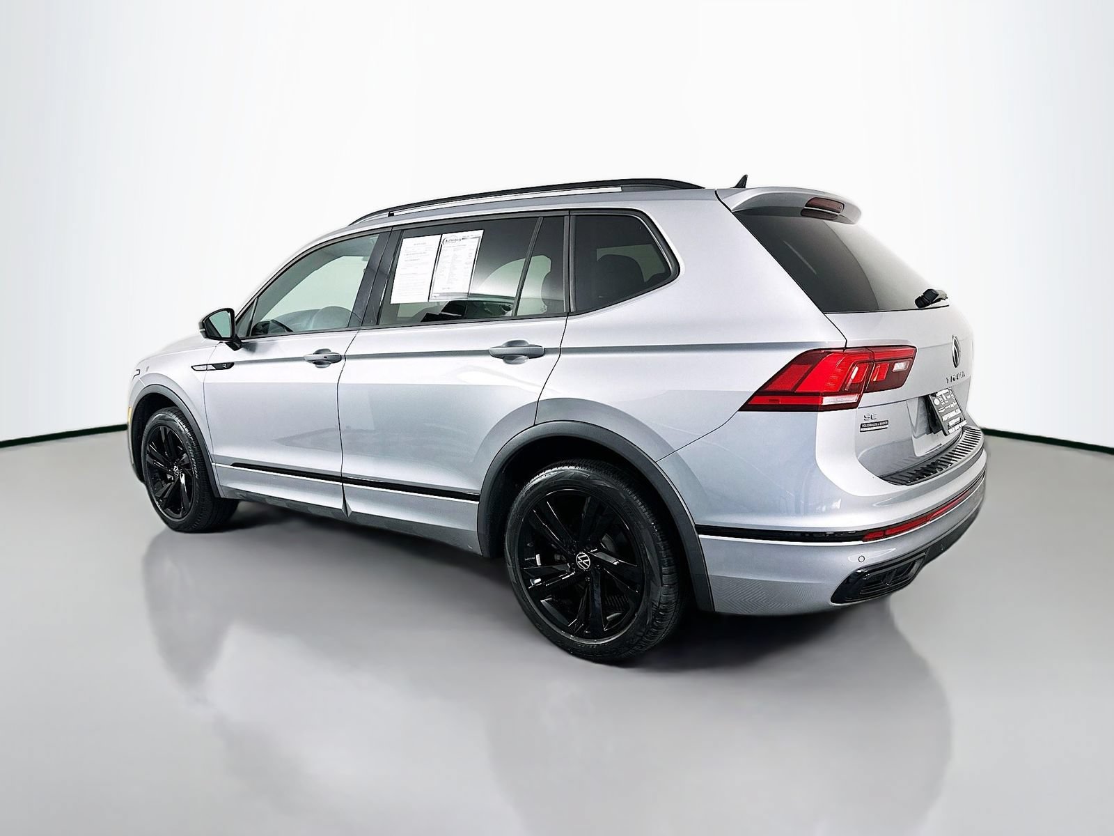 Used 2023 Volkswagen Tiguan SE R-Line AWD/4WD image 5