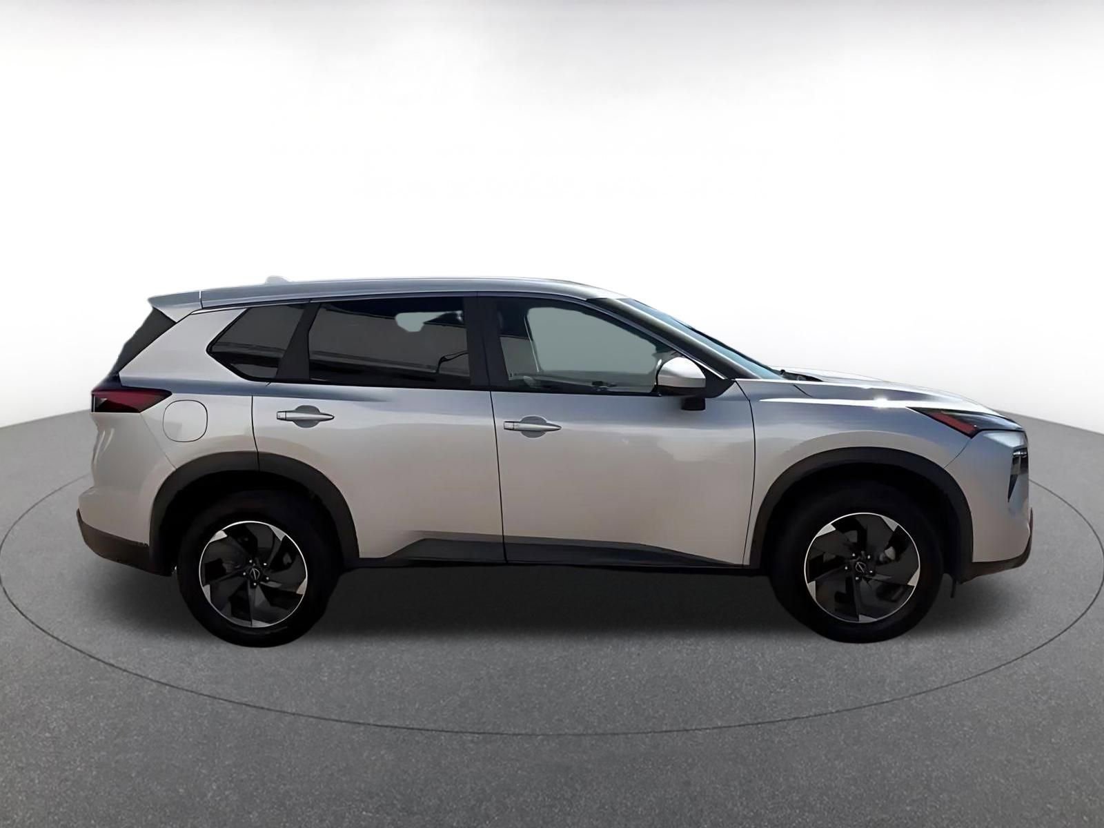 Used 2025 Nissan Rogue SV AWD/4WD image 16
