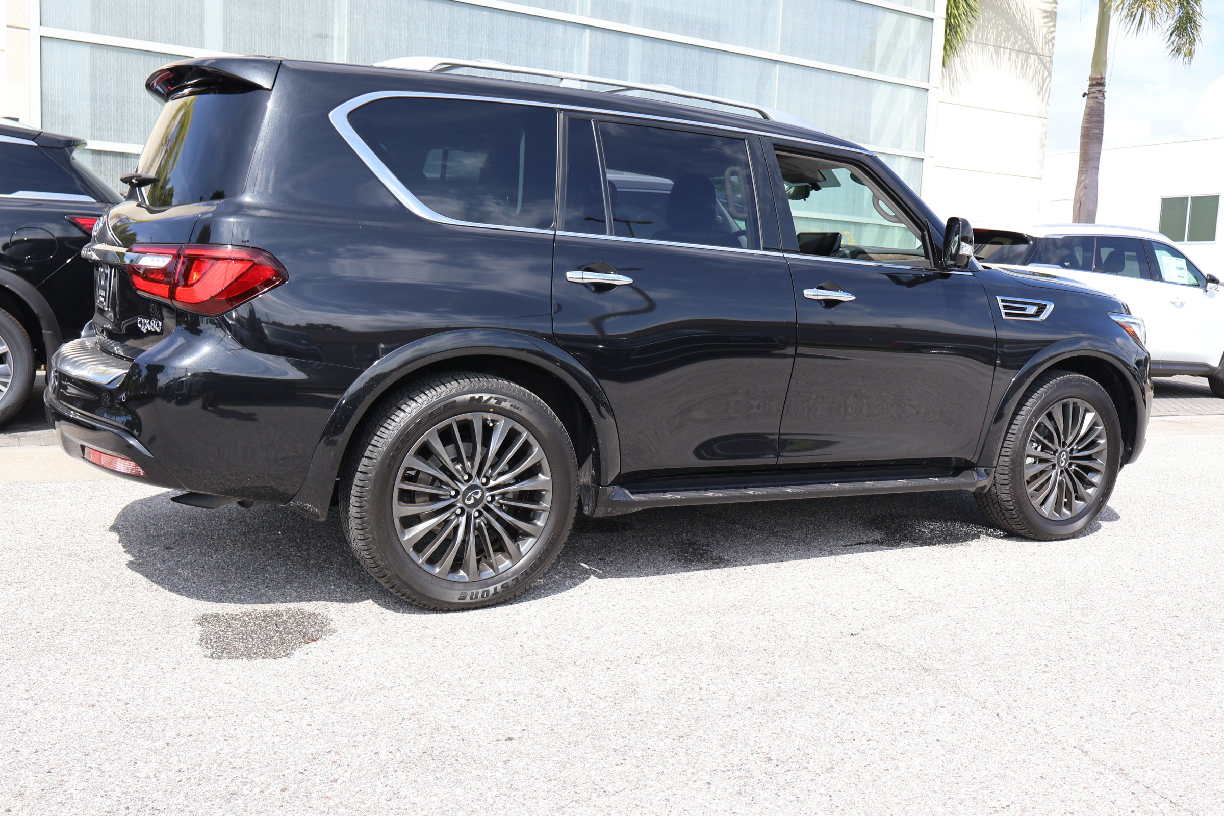 Used 2023 INFINITI QX80 Premium Select w/ Cargo Package AWD/4WD image 10