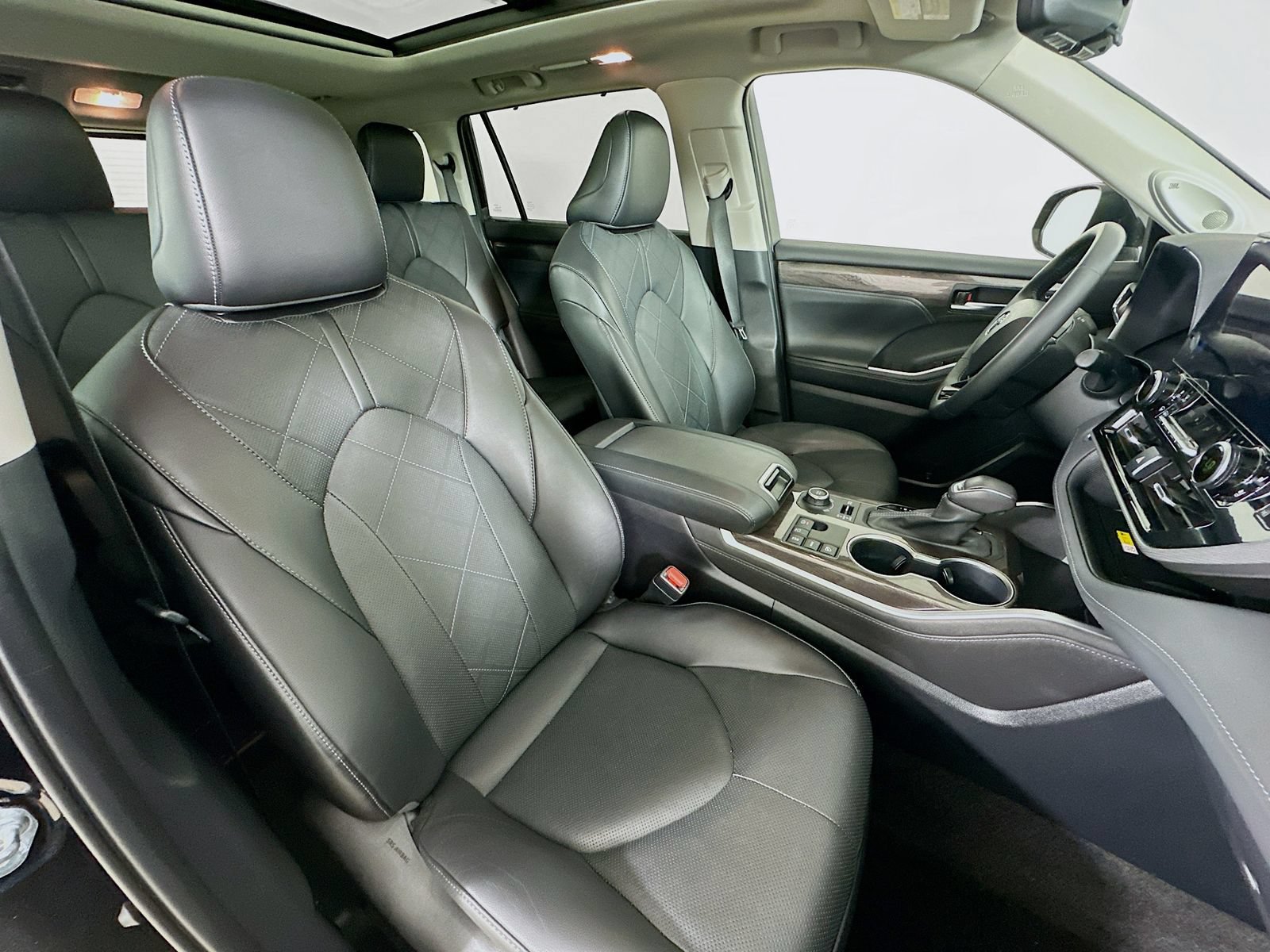 Used 2024 Toyota Highlander Platinum AWD/4WD image 46