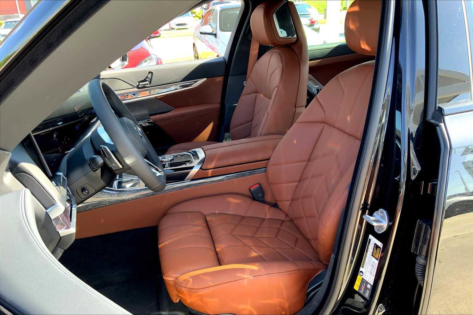 New 2025 BMW i7 xDrive60 AWD/4WD image 9
