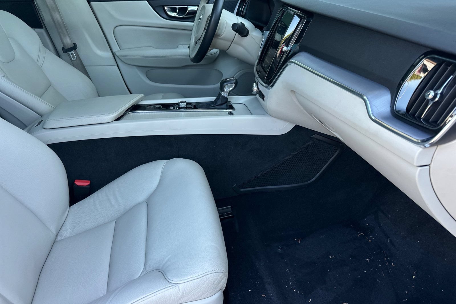 Used 2019 Volvo S60 T6 Momentum w/ Multimedia Package AWD/4WD image 15