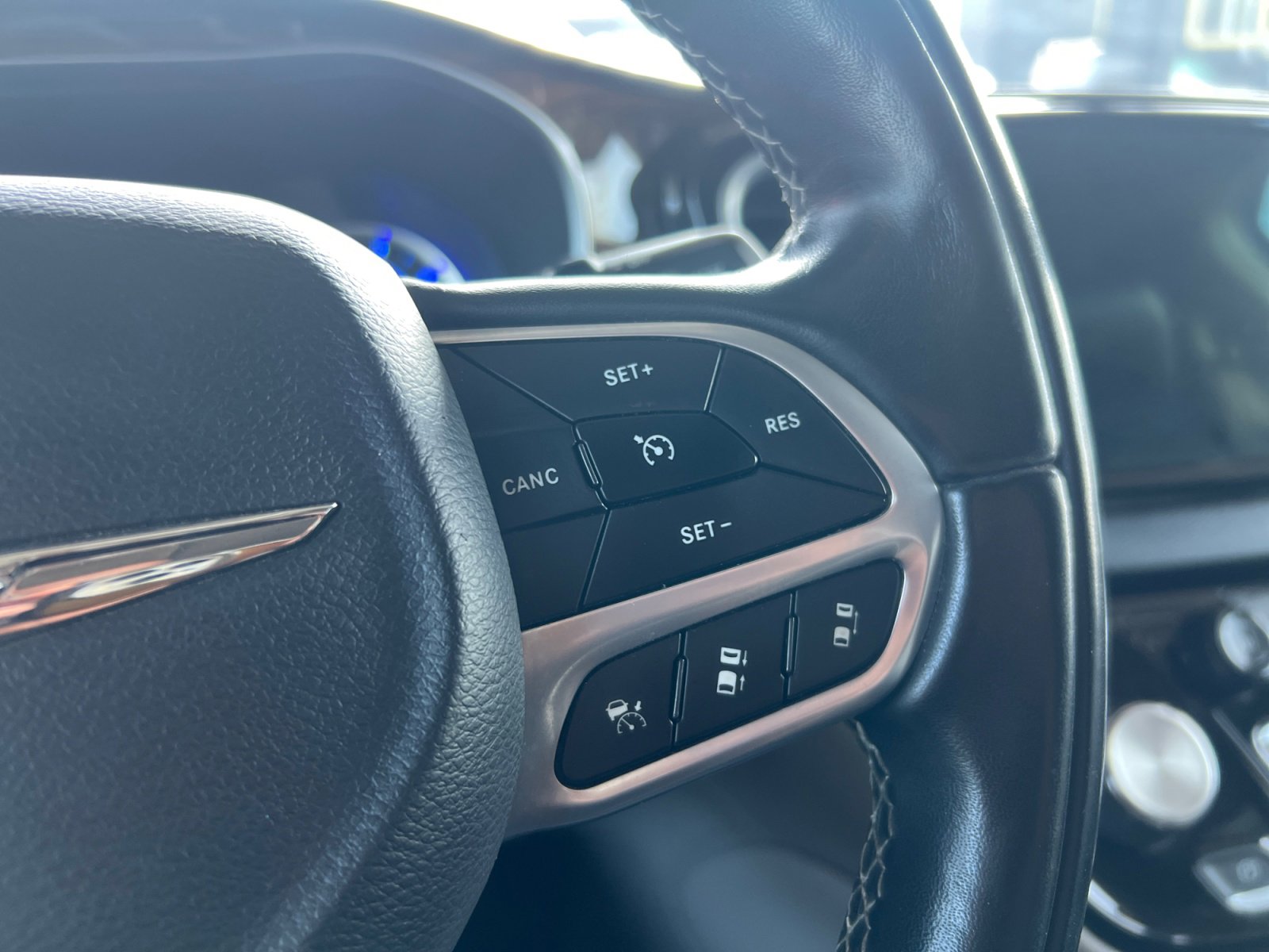 Used 2022 Chrysler Pacifica Limited w/ Uconnect Theater Family Group image 21