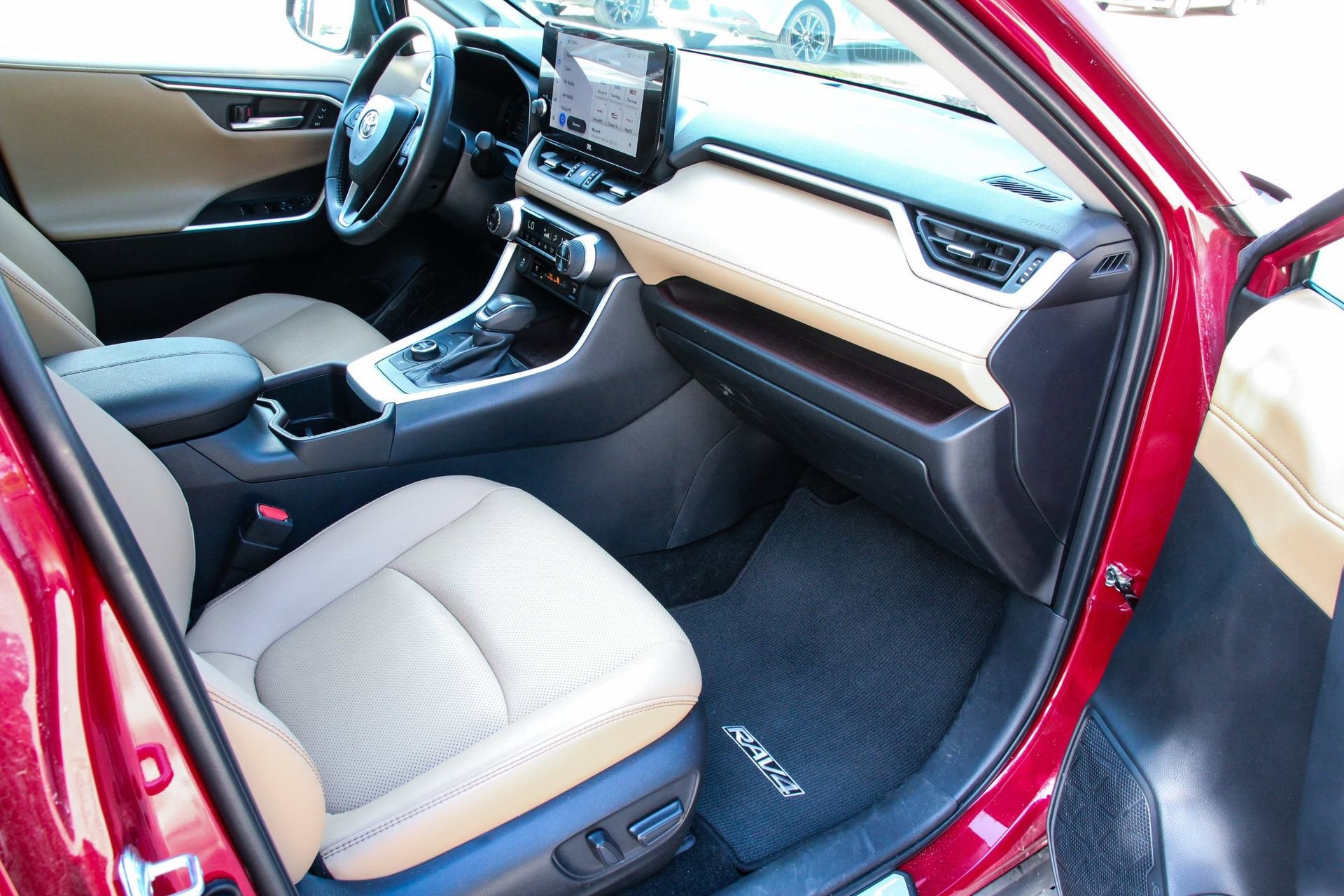 Used 2024 Toyota RAV4 Limited image 29