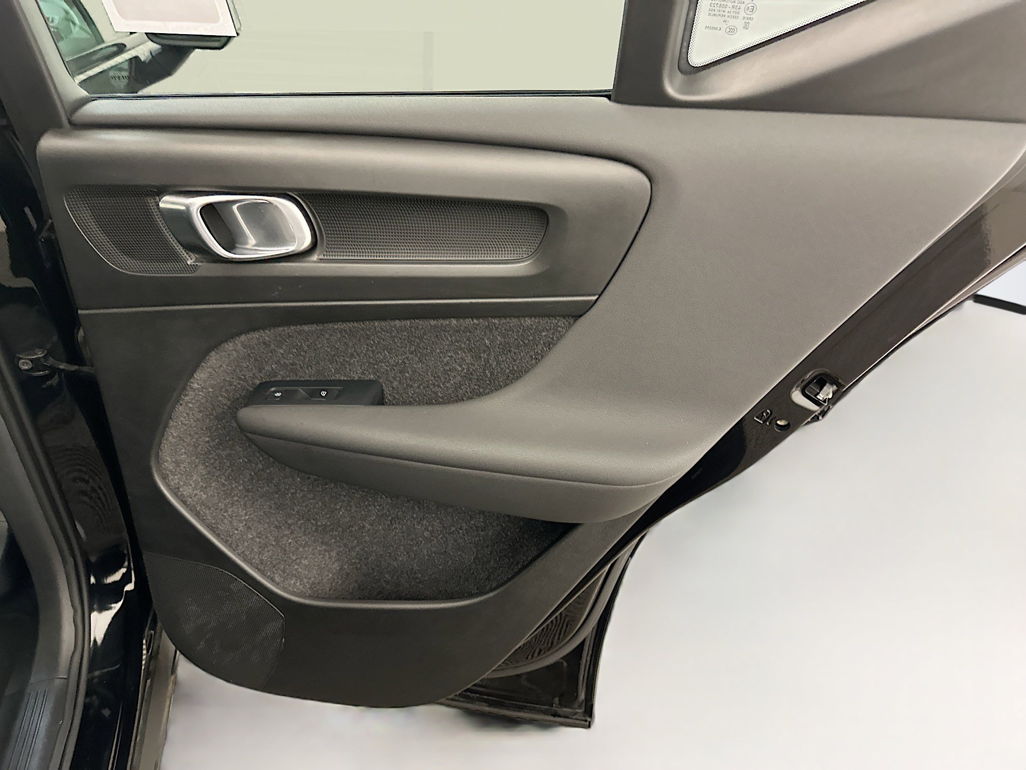 Used 2025 Volvo XC40 B5 Plus image 33