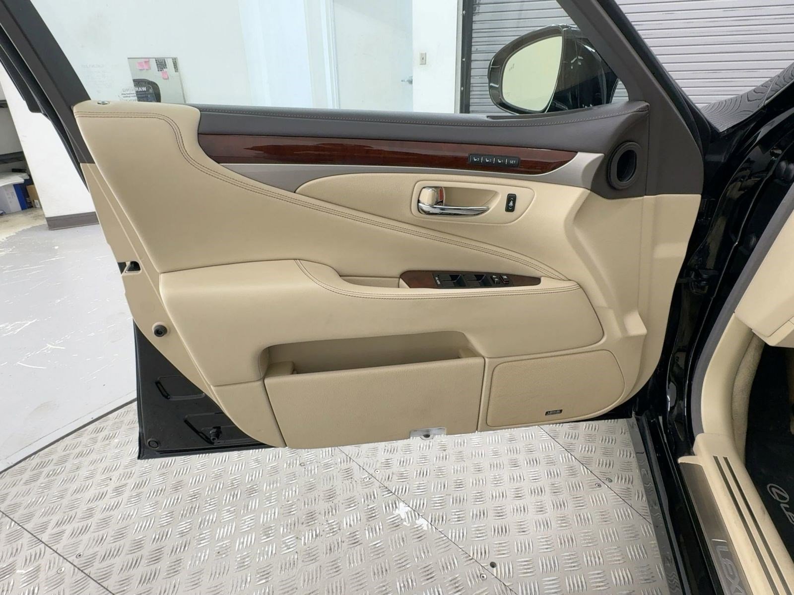 Used 2015 Lexus LS 460 w/ Comfort Package image 14