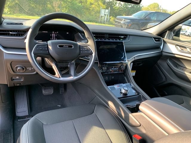 New 2027 Jeep Grand Cherokee Laredo AWD/4WD image 13
