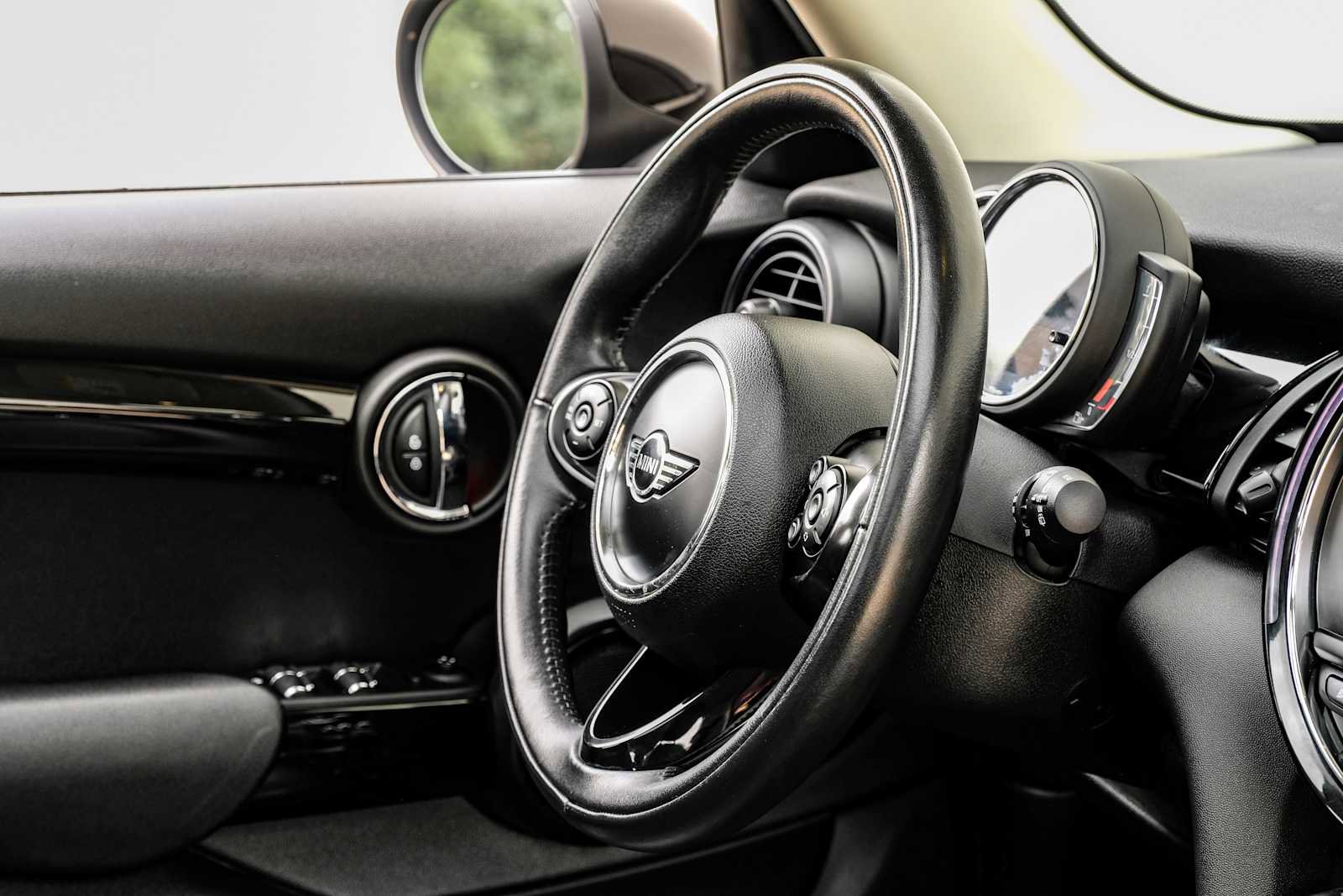 Used 2019 MINI Cooper 4-Door Hardtop image 17