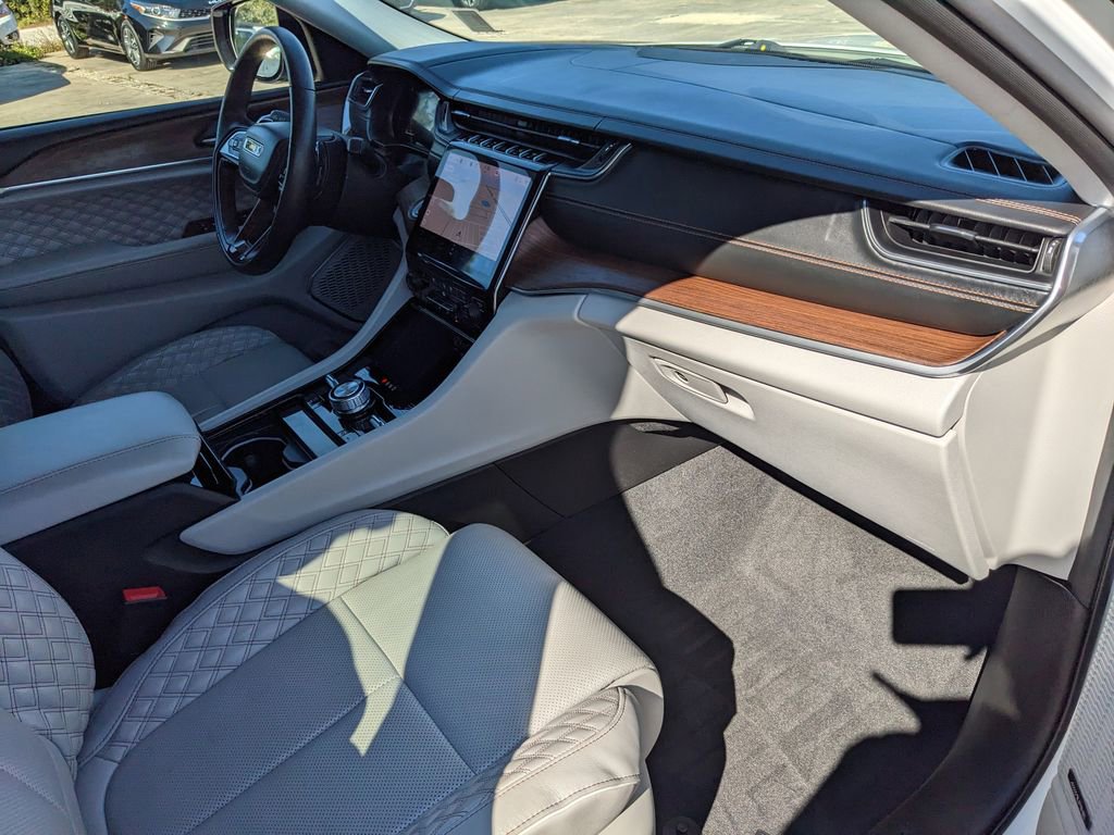 Used 2022 Jeep Grand Cherokee Summit w/ Luxury Tech Group V image 16