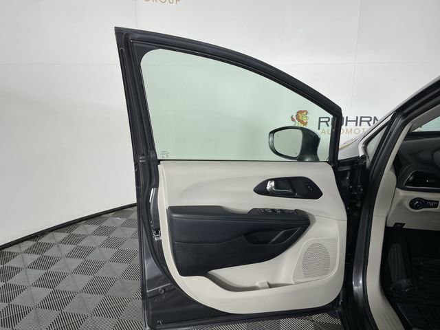 Used 2020 Chrysler Pacifica Limited w/ Advanced Safetytec Group image 35