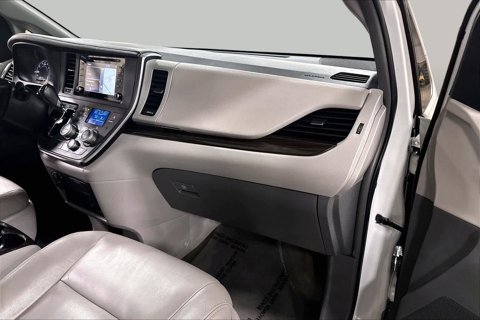 Used 2018 Toyota Sienna XLE Premium w/ Outdoor Package AWD/4WD image 19