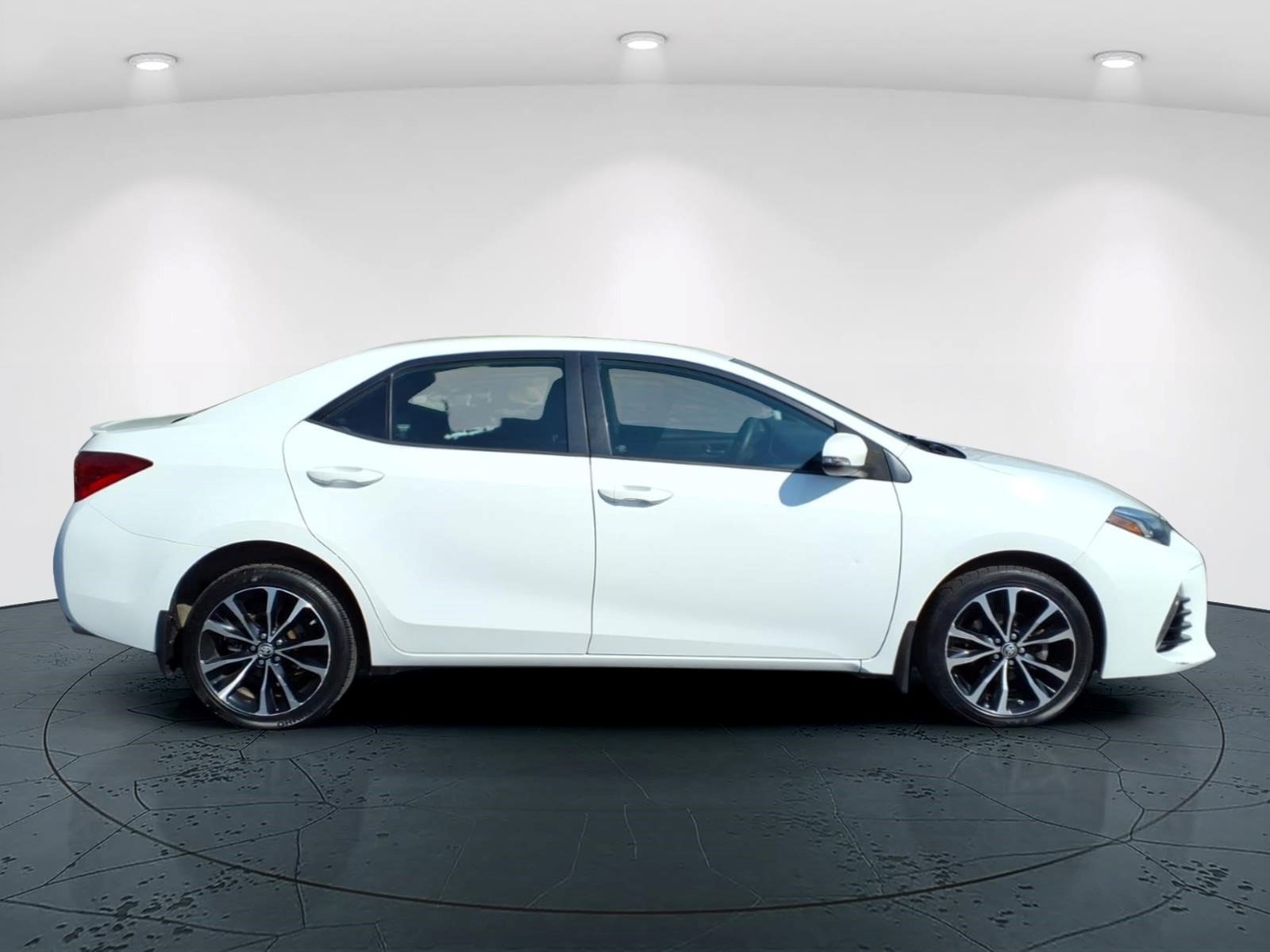 Used 2017 Toyota Corolla SE w/ SE Premium Package FWD image 2