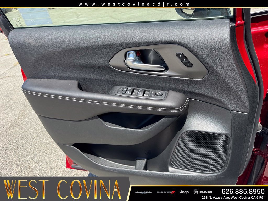 New 2027 Chrysler Pacifica Limited FWD image 15