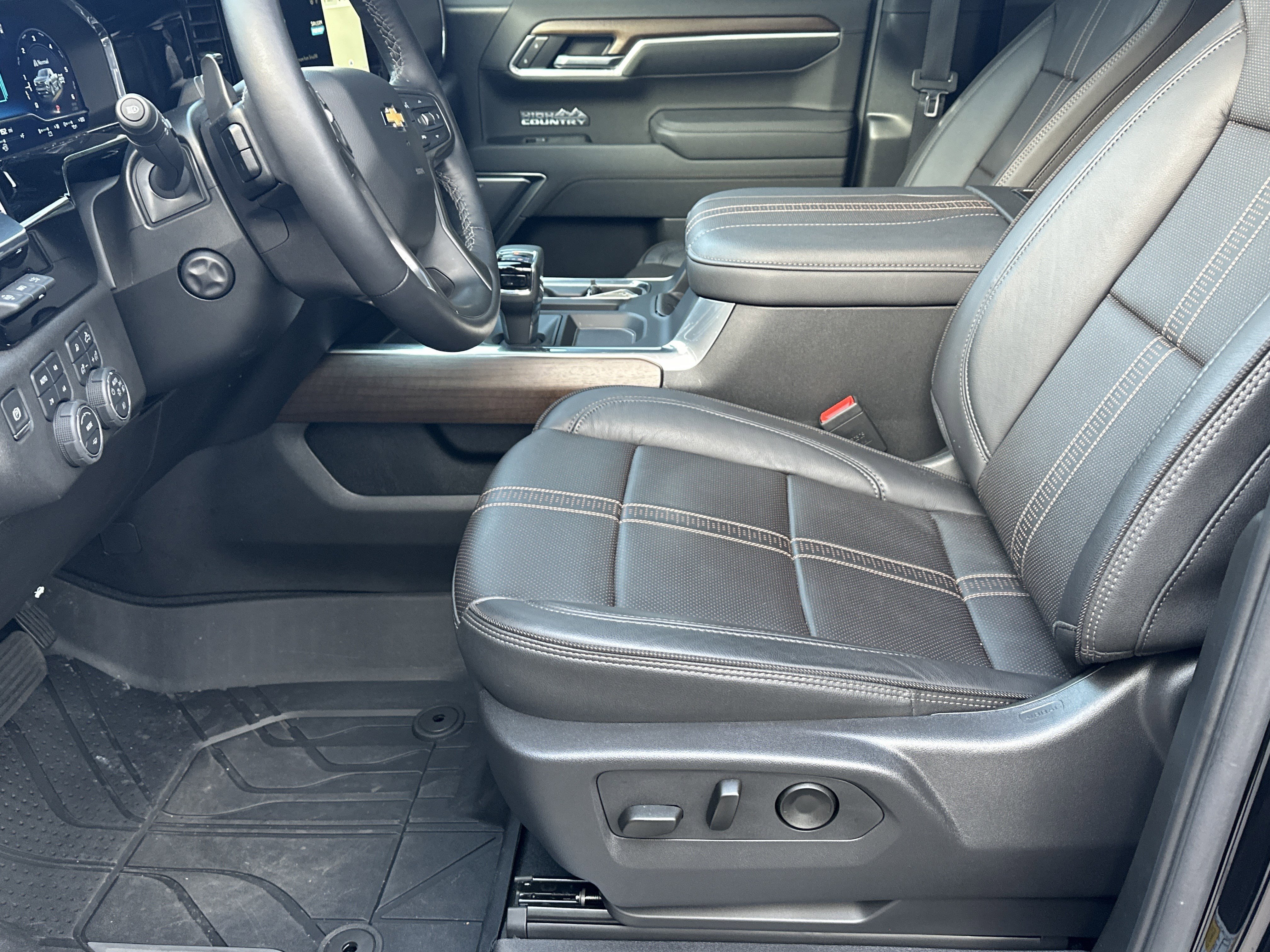 Certified 2025 Chevrolet Silverado 1500 High Country AWD/4WD image 9