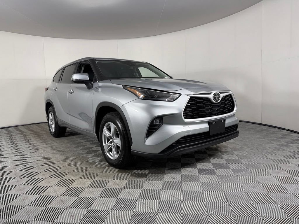 Used 2025 Toyota Highlander LE FWD image 2