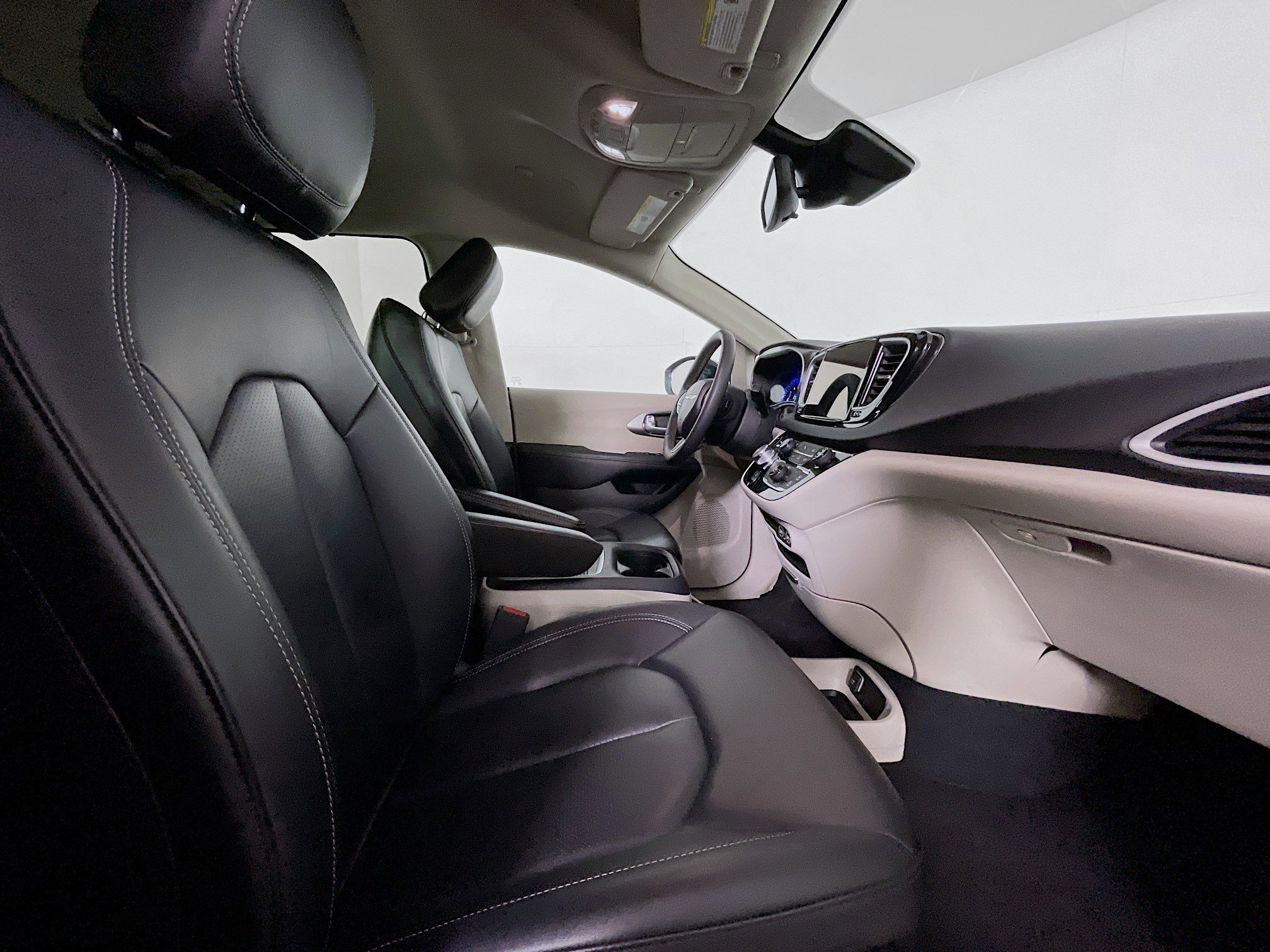 Used 2024 Chrysler Pacifica Touring-L image 30