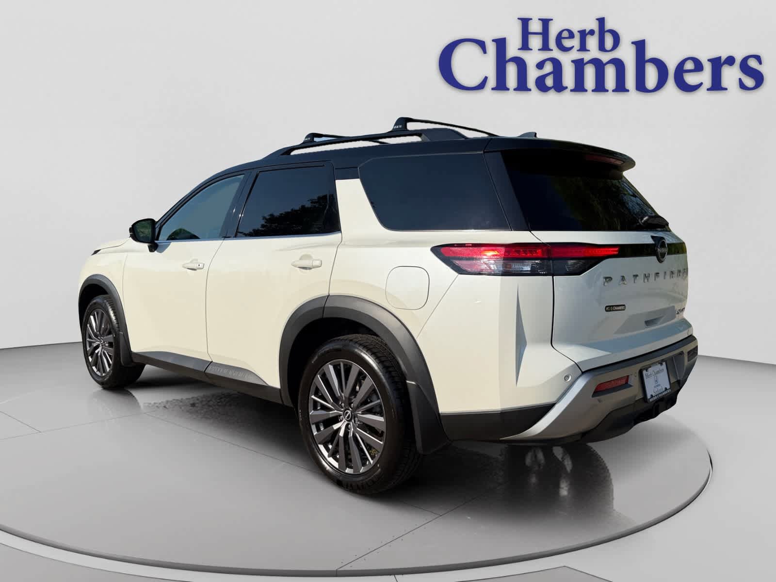 Used 2023 Nissan Pathfinder SL w/ SL Premium Package AWD/4WD image 3