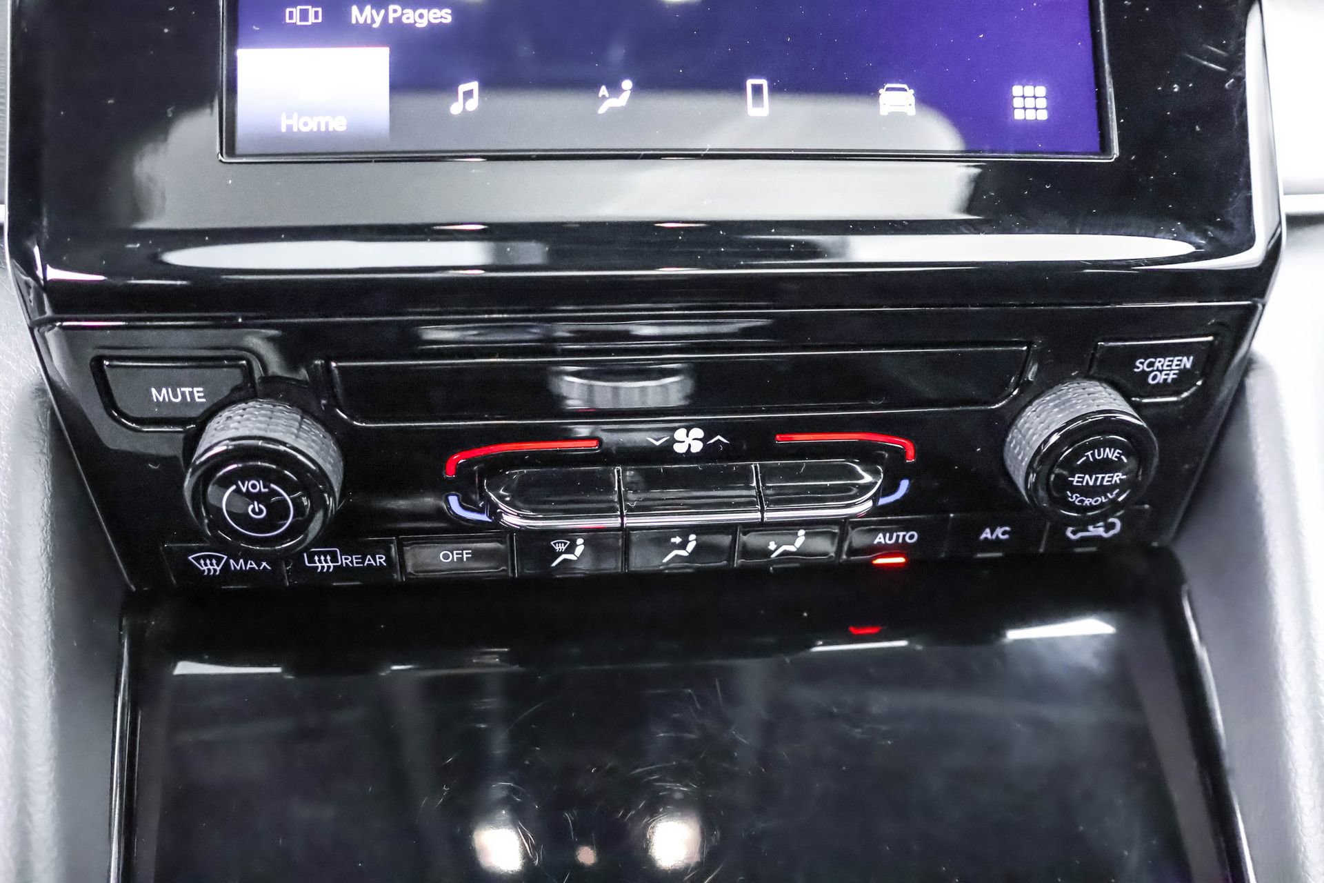 Used 2023 Jeep Grand Cherokee Laredo X image 12