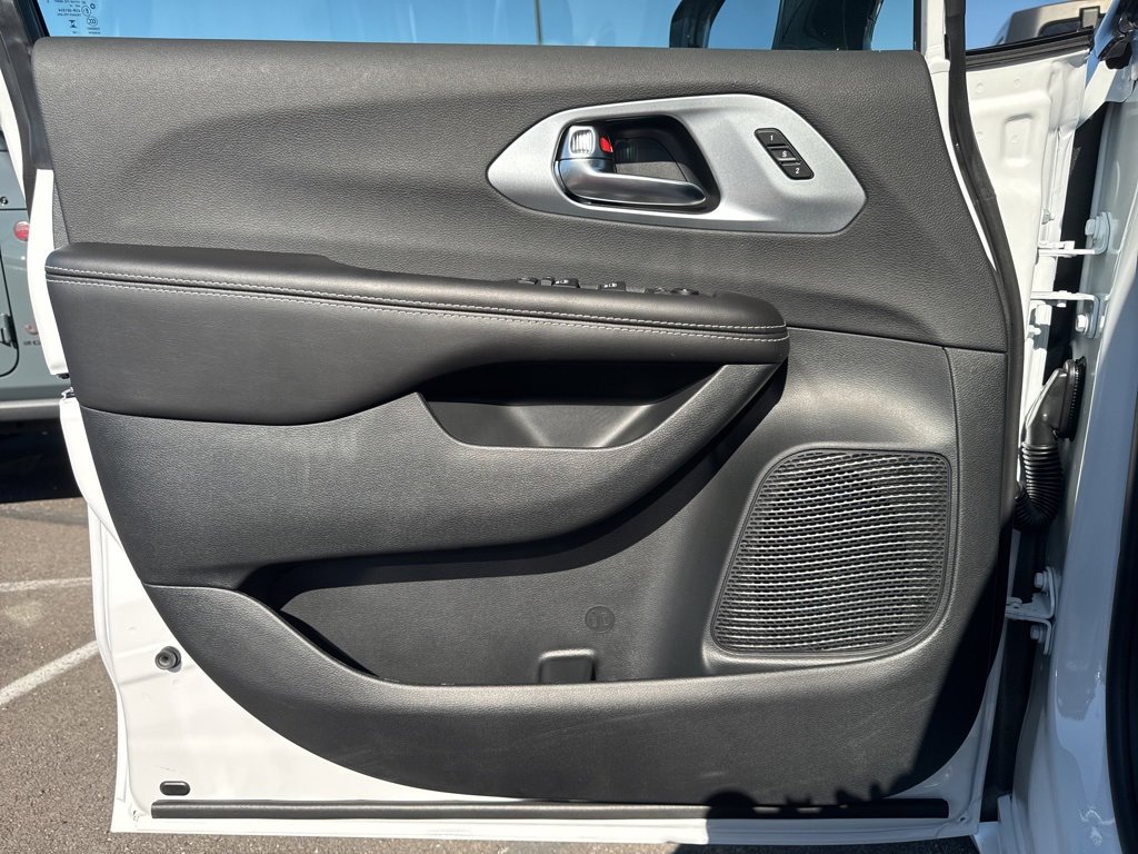 New 2026 Chrysler Pacifica Limited w/ S Appearance Package image 34
