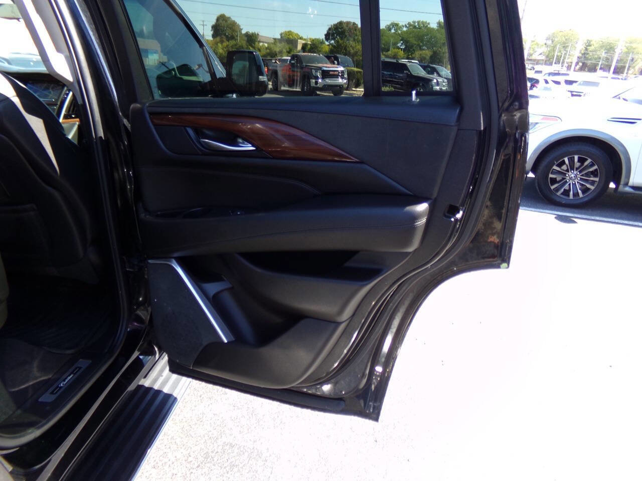 Used 2019 Cadillac Escalade Luxury image 32