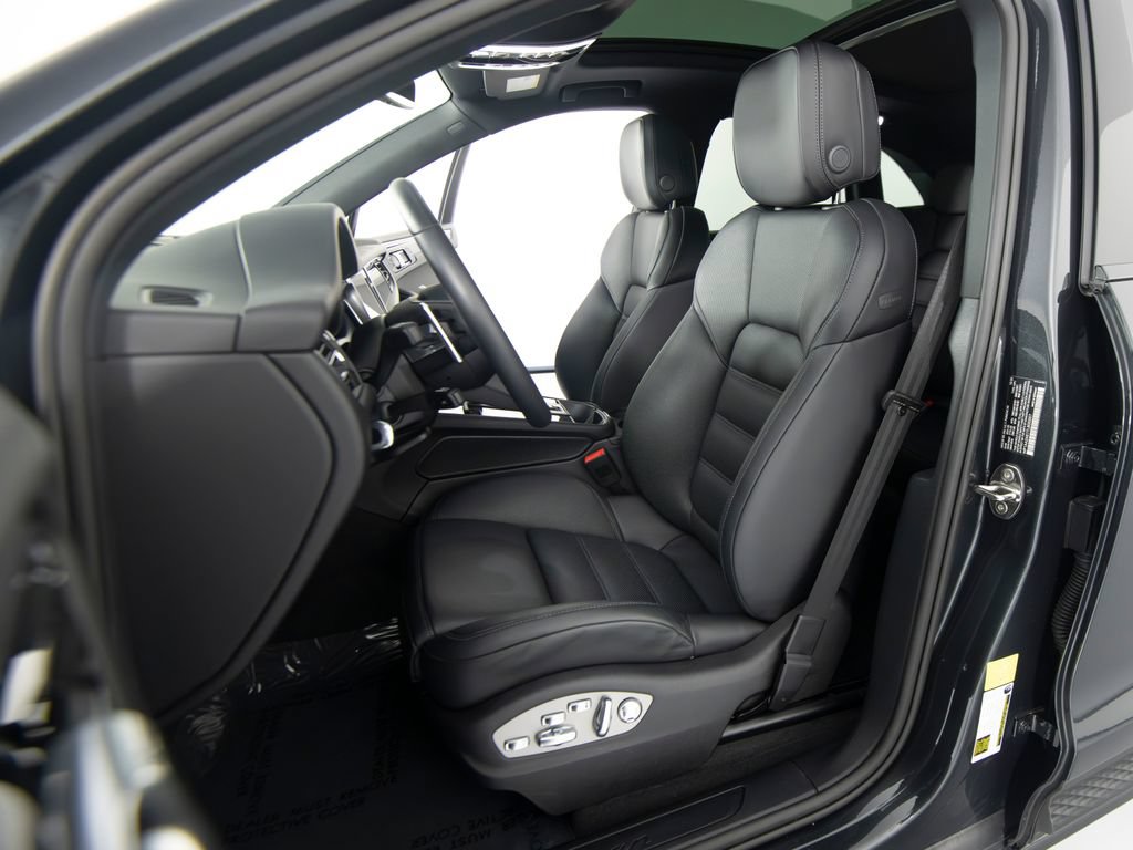 Certified 2026 Porsche Macan AWD/4WD image 17