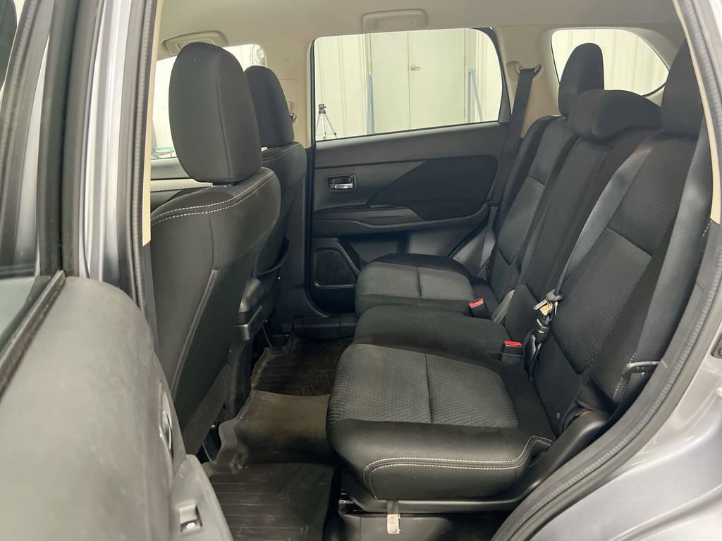 Used 2016 Mitsubishi Outlander SE image 22