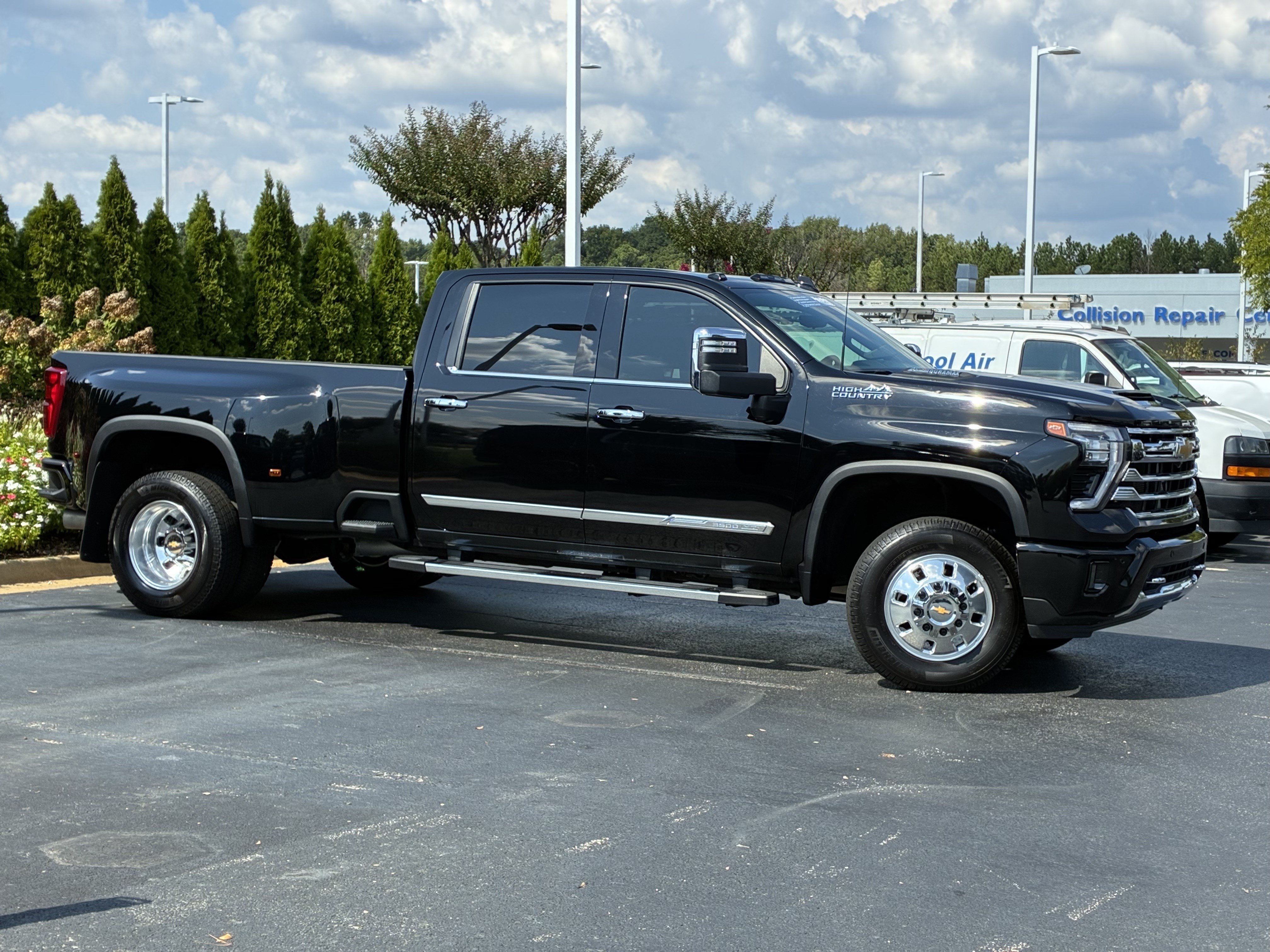Used 2025 Chevrolet Silverado 3500 High Country w/ High Country Premium Package AWD/4WD image 3